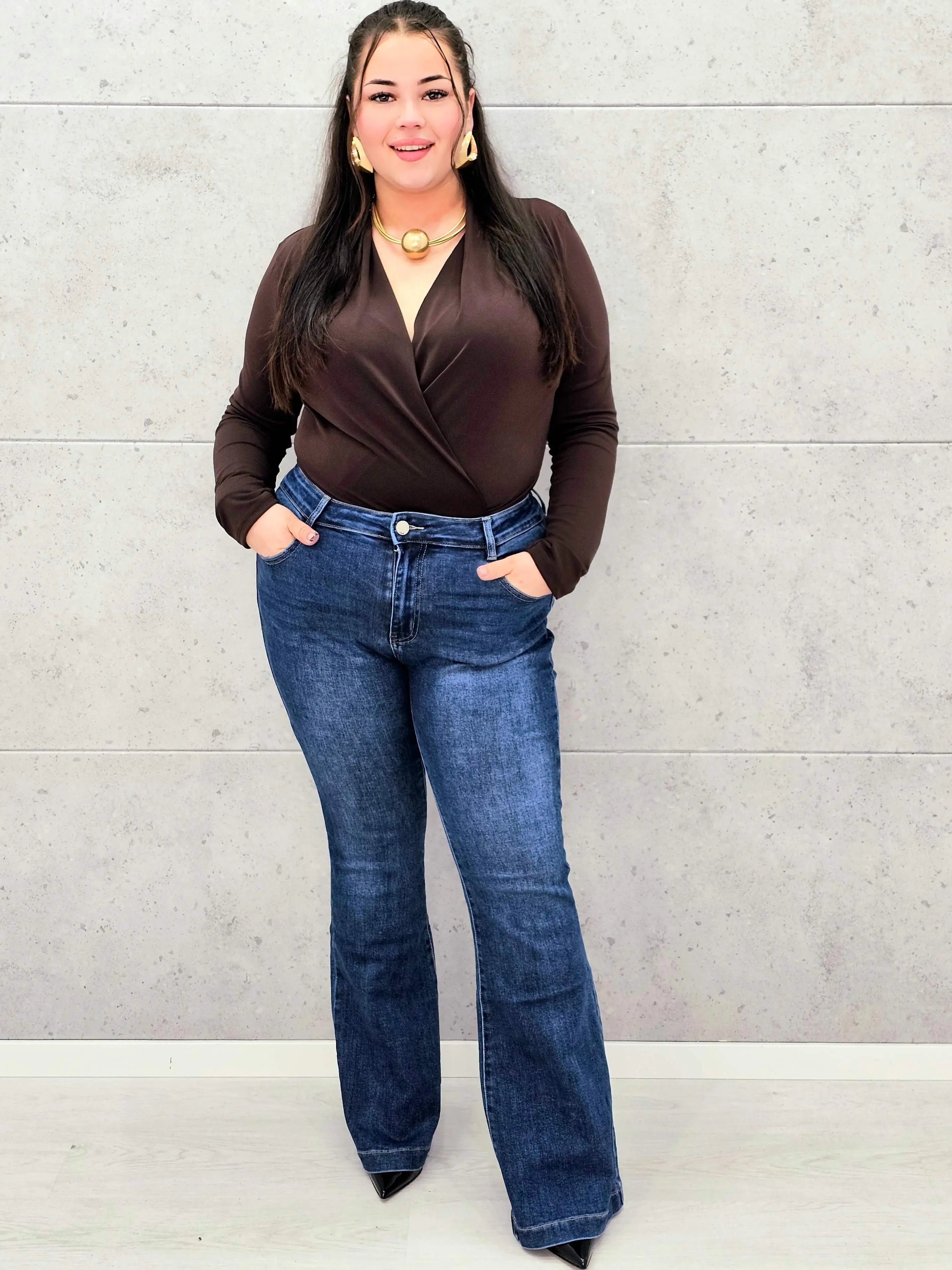 Jeansy plus size z rozszerzaną nogawką – wygoda i modelujący krój Stylowa XL