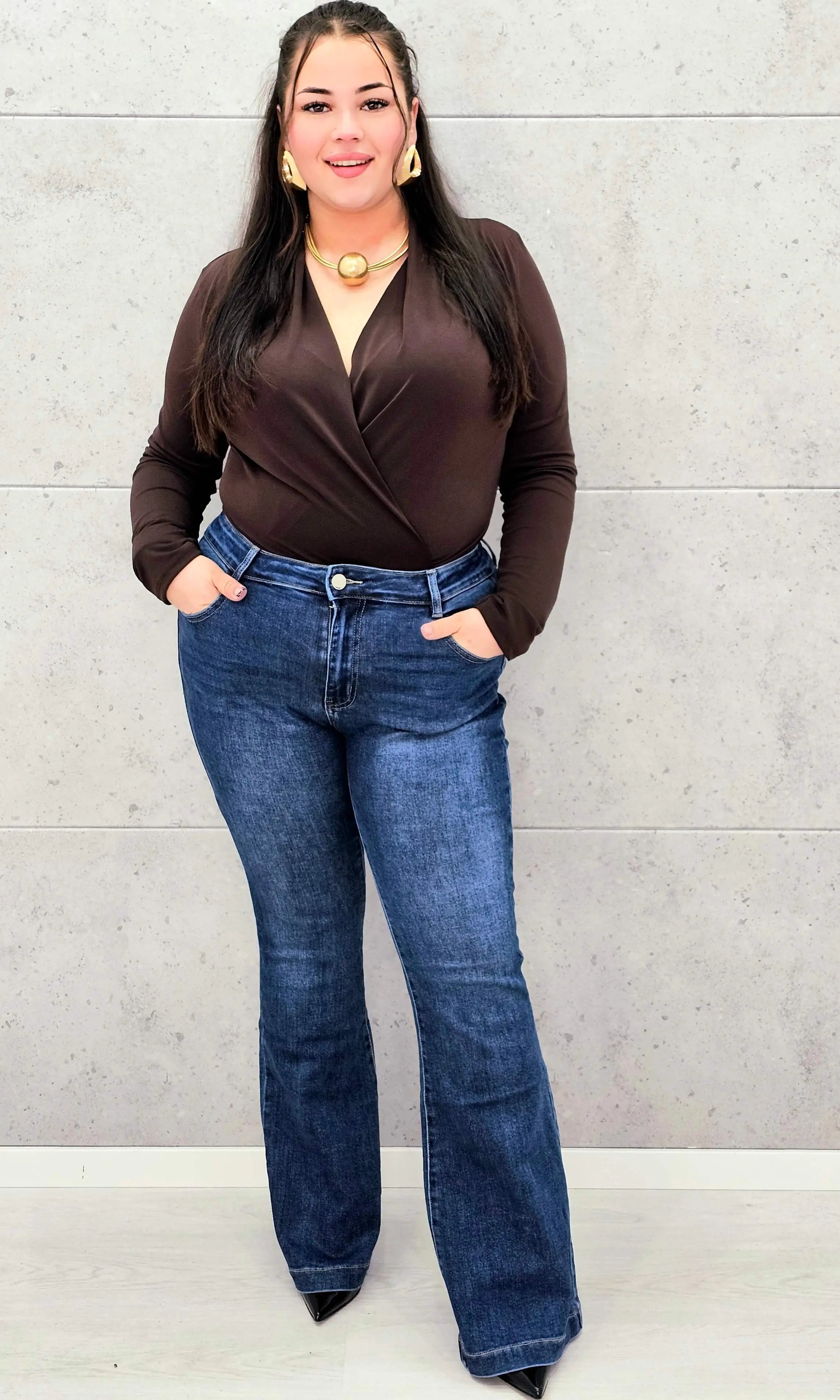 Jeansy plus size z rozszerzaną nogawką – wygoda i modelujący krój Stylowa XL