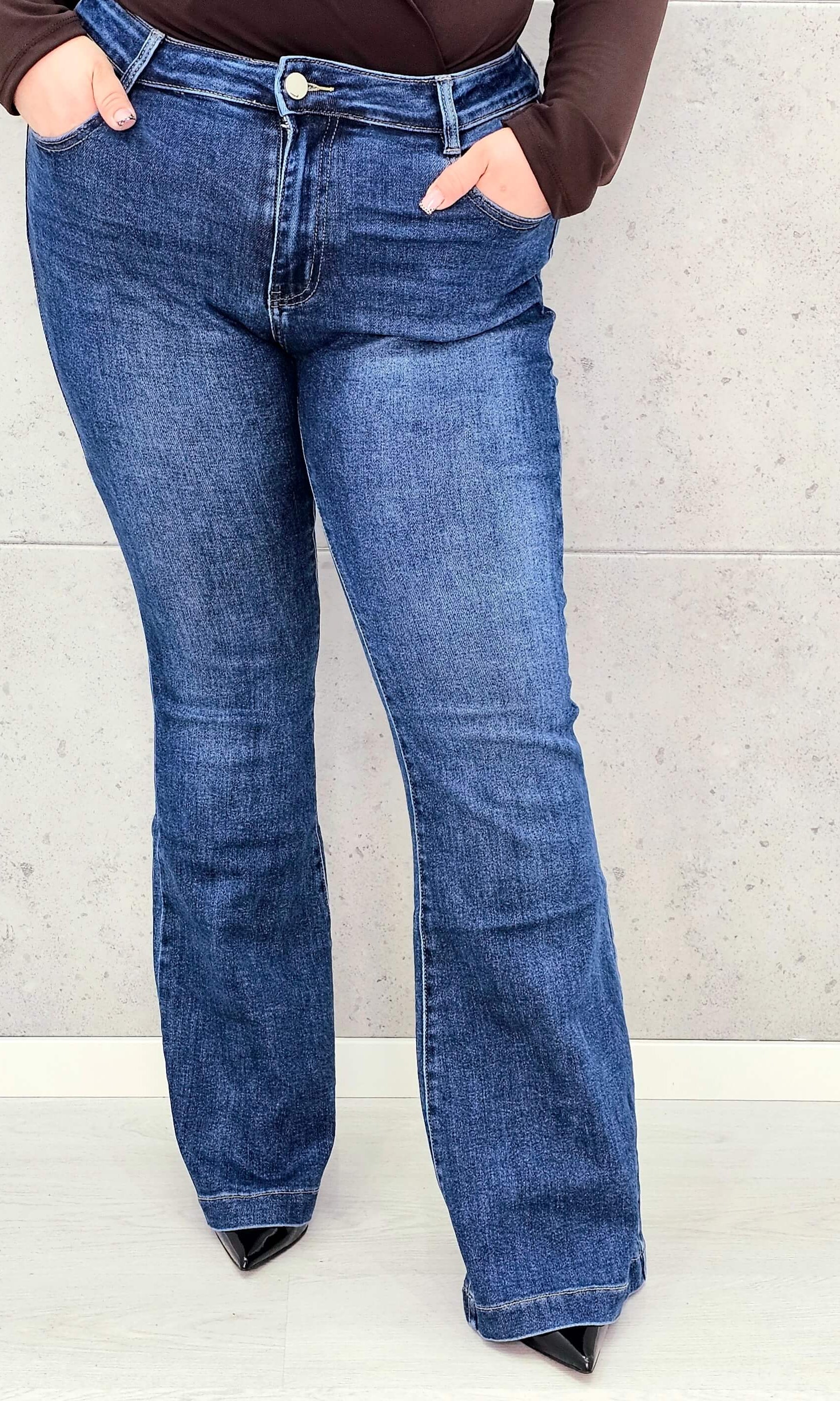 Jeansy plus size z rozszerzaną nogawką – wygoda i modelujący krój Stylowa XL