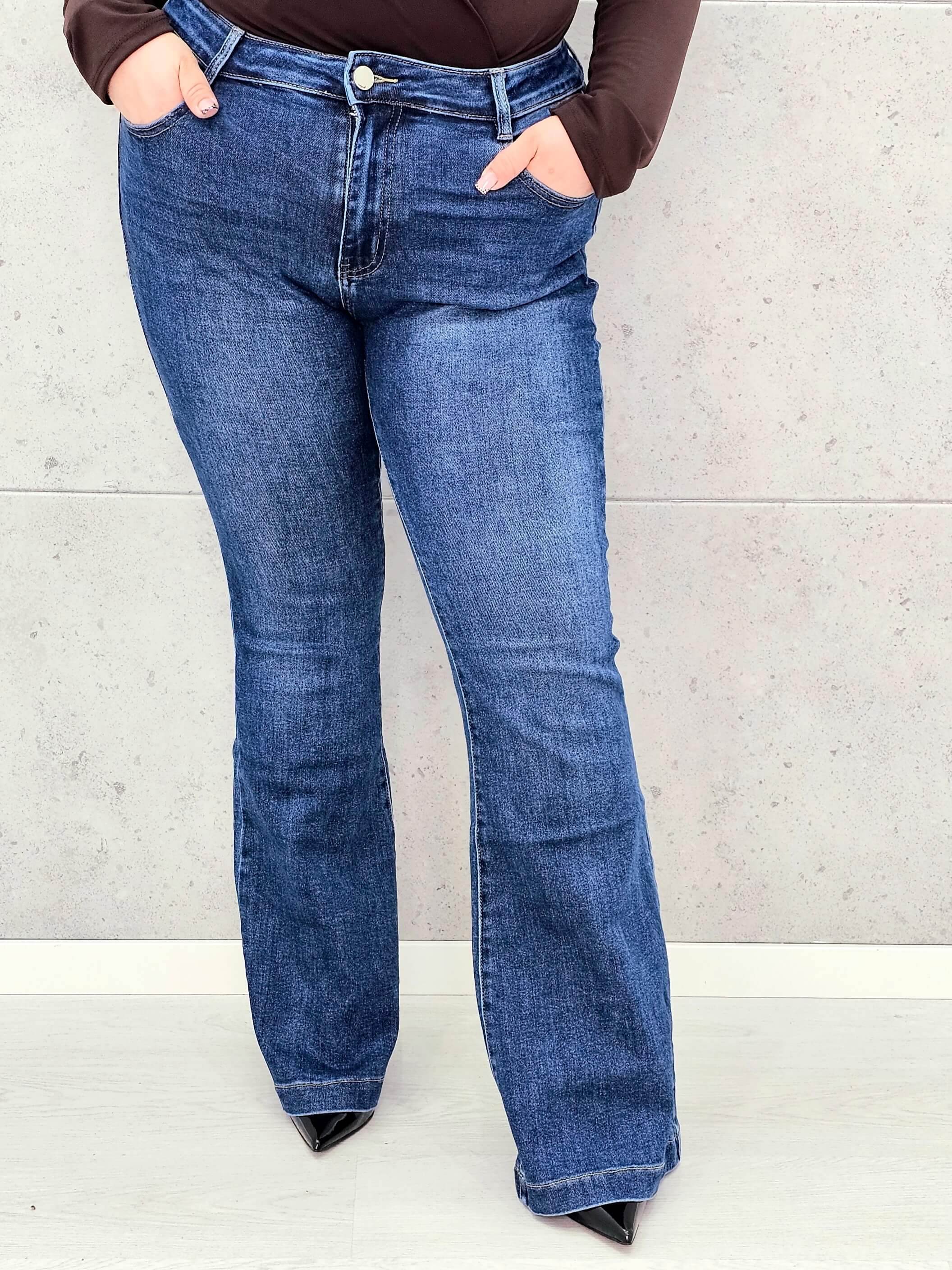 Jeansy plus size z rozszerzaną nogawką – wygoda i modelujący krój Stylowa XL