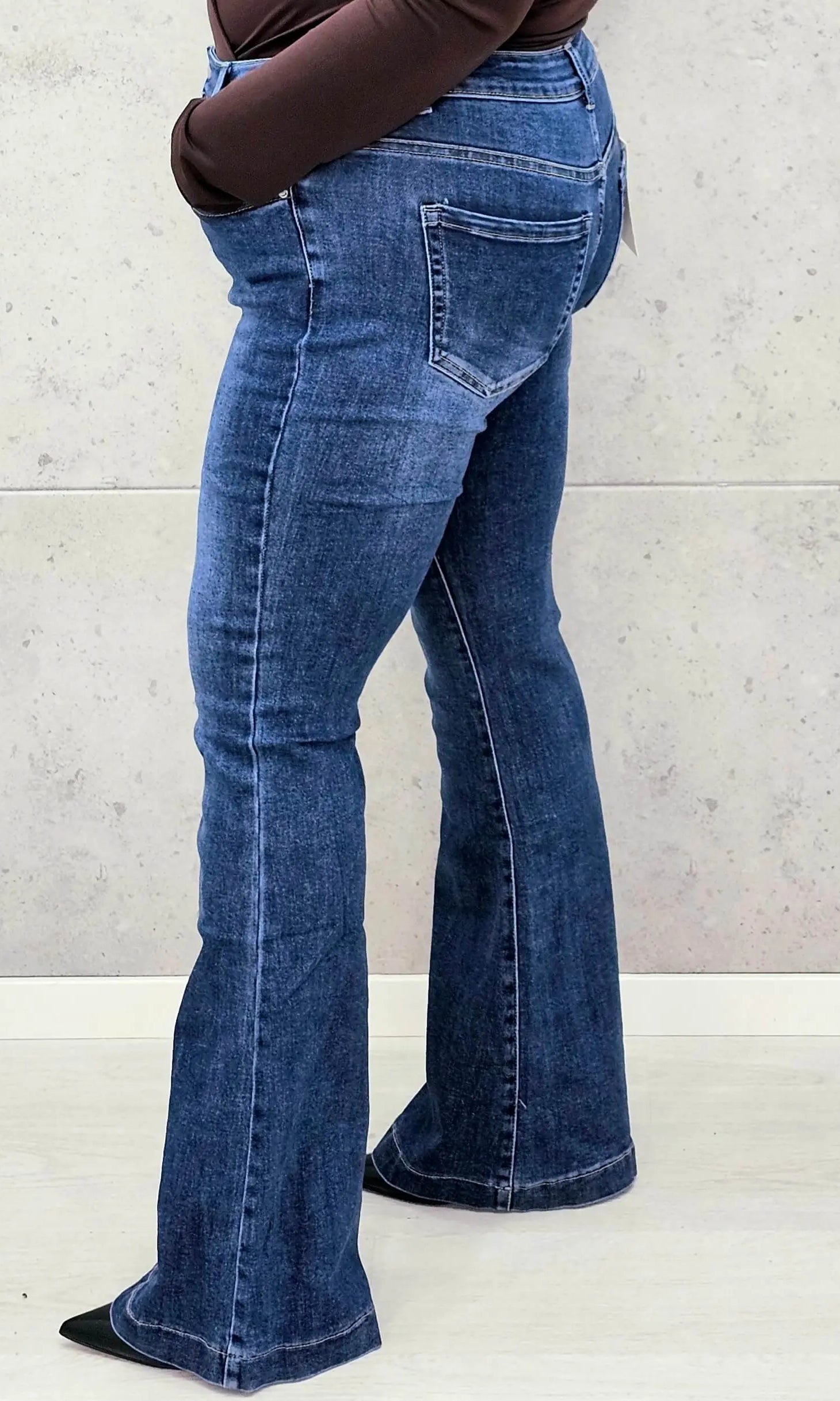 Jeansy plus size z rozszerzaną nogawką – wygoda i modelujący krój Stylowa XL