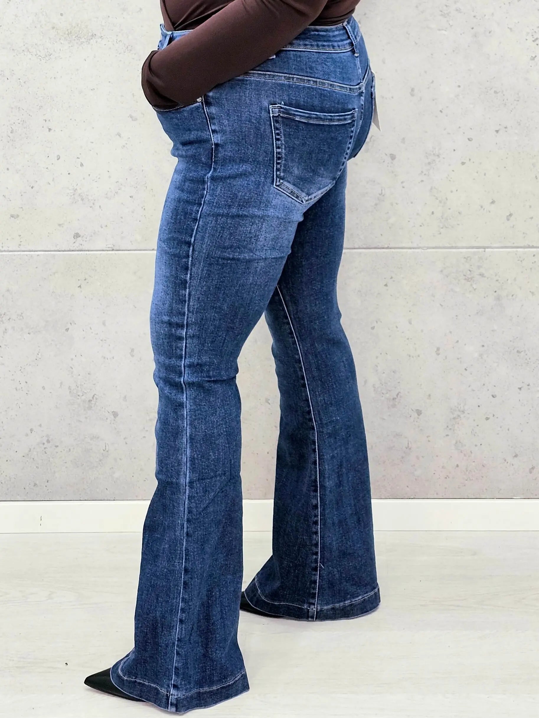 Jeansy plus size z rozszerzaną nogawką – wygoda i modelujący krój Stylowa XL