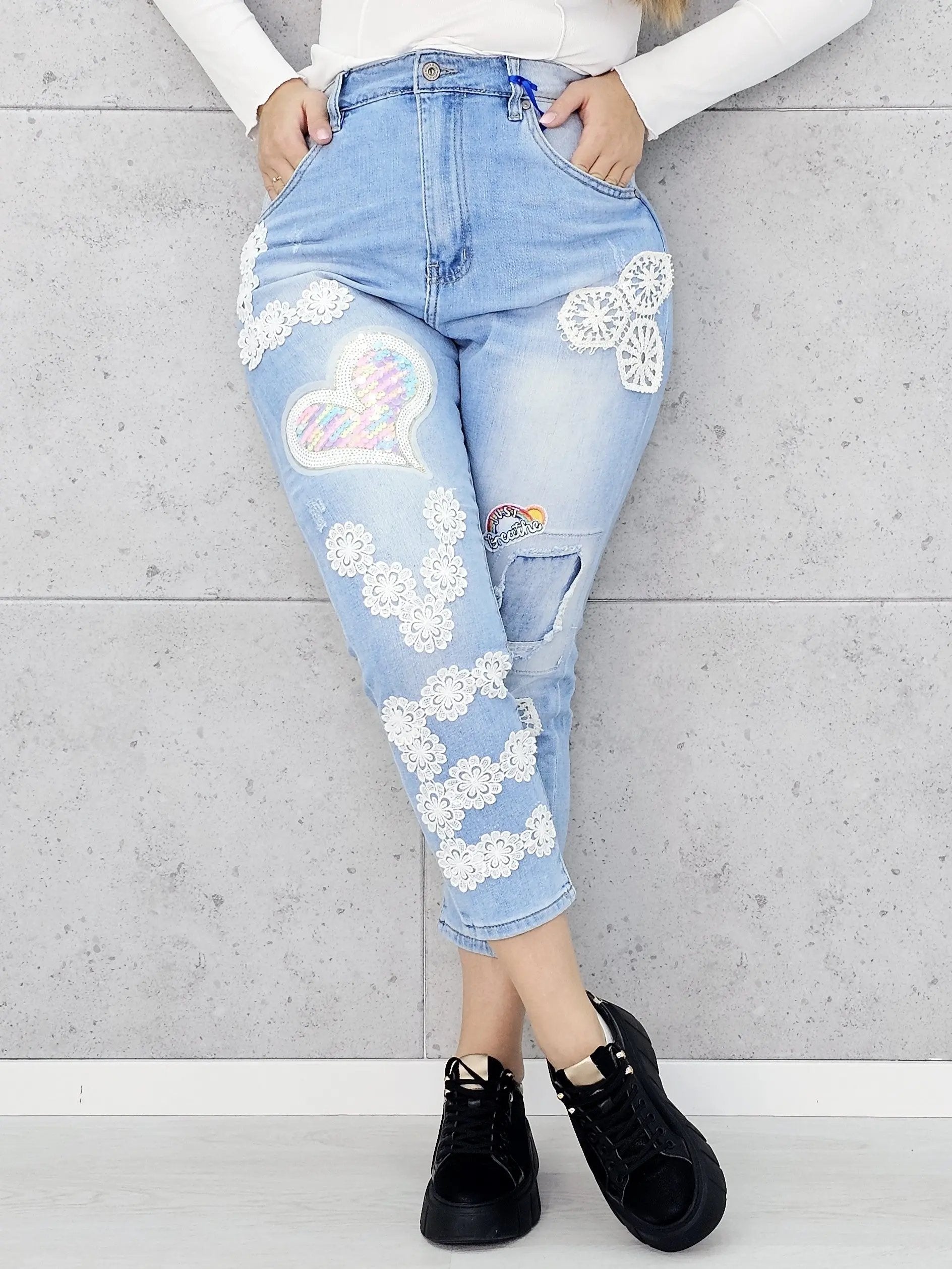 Jeansy z koronkowymi aplikacjami i sercem z cekinów Stylowa XL