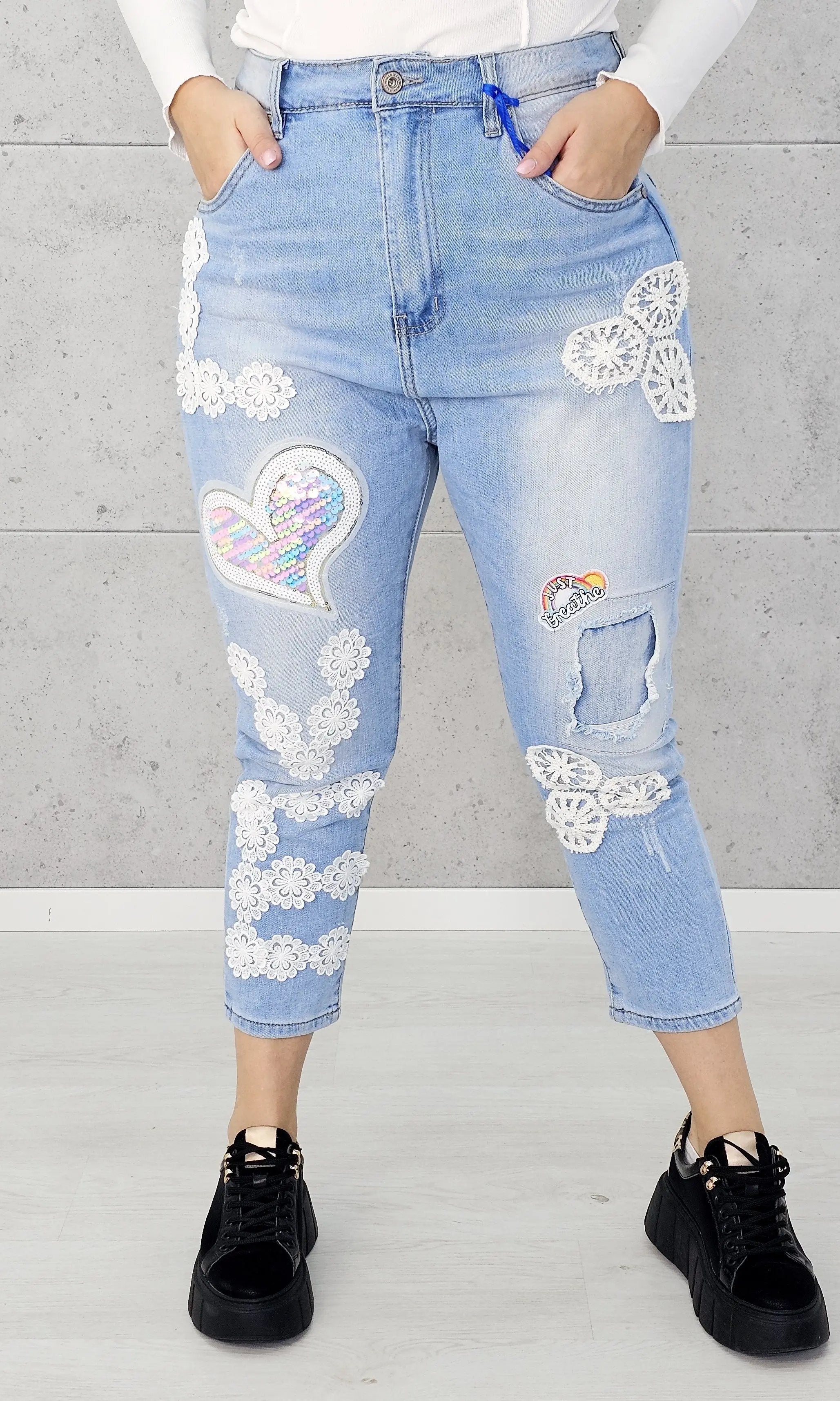 Jeansy z koronkowymi aplikacjami i sercem z cekinów Stylowa XL