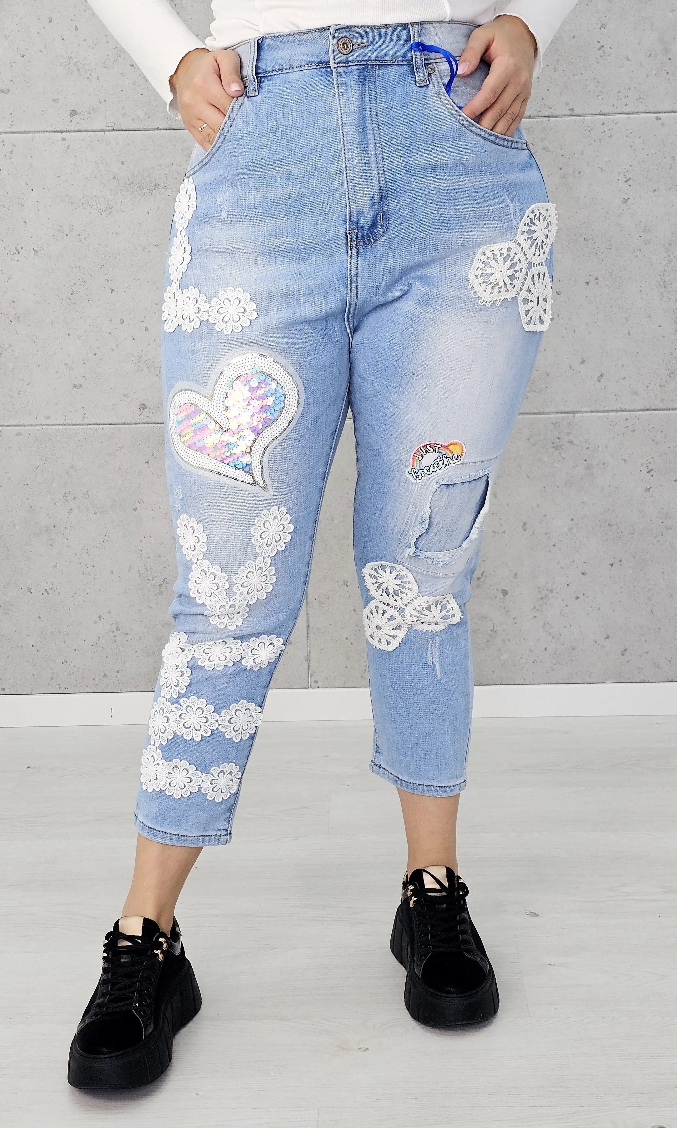 Jeansy z koronkowymi aplikacjami i sercem z cekinów Stylowa XL
