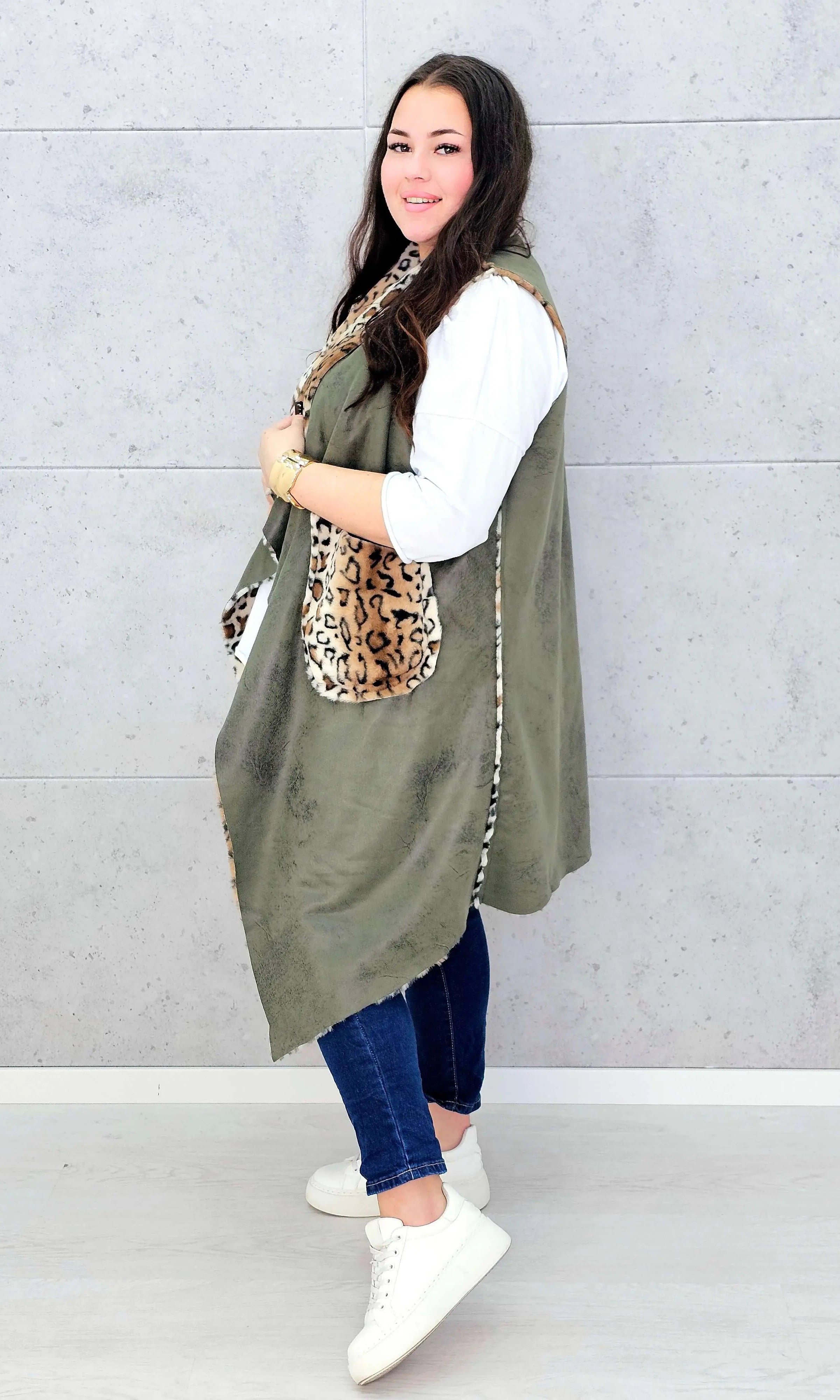 Kamizelka plus size z futerkiem w zwierzęcy wzór – modny akcent i ciepło w jednym Stylowa XL