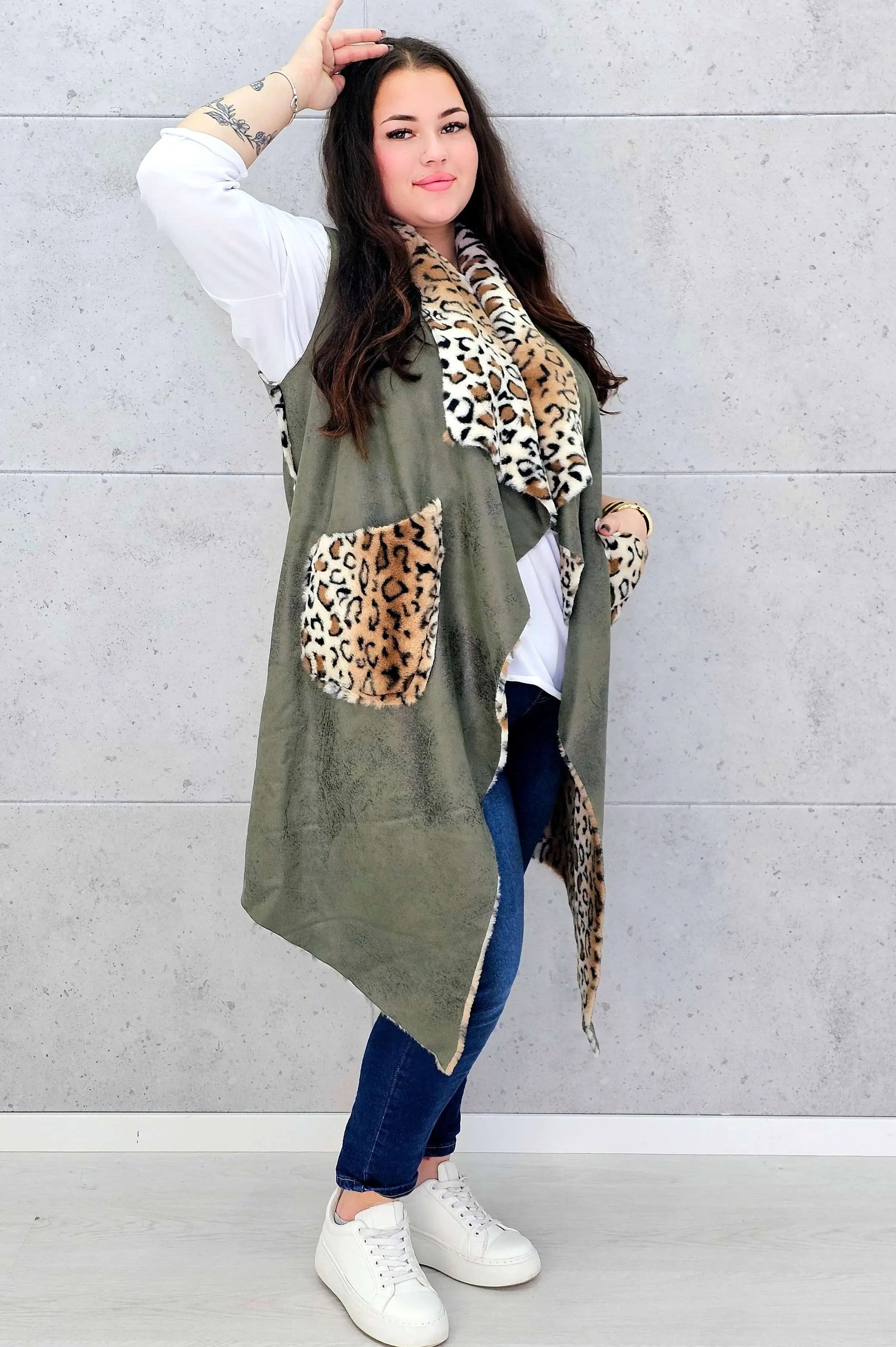 Kamizelka plus size z futerkiem w zwierzęcy wzór – modny akcent i ciepło w jednym Stylowa XL