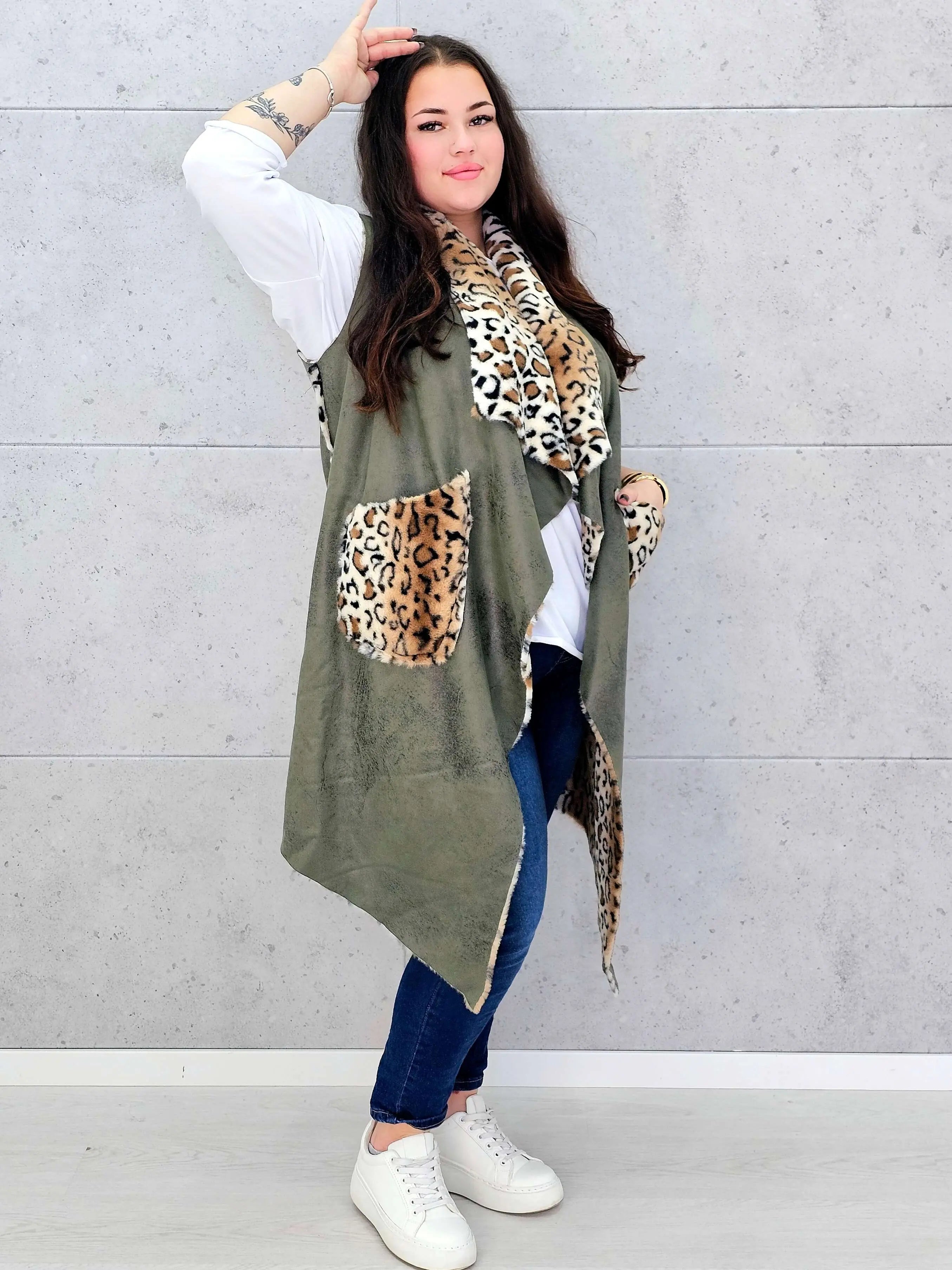 Kamizelka plus size z futerkiem w zwierzęcy wzór – modny akcent i ciepło w jednym Stylowa XL