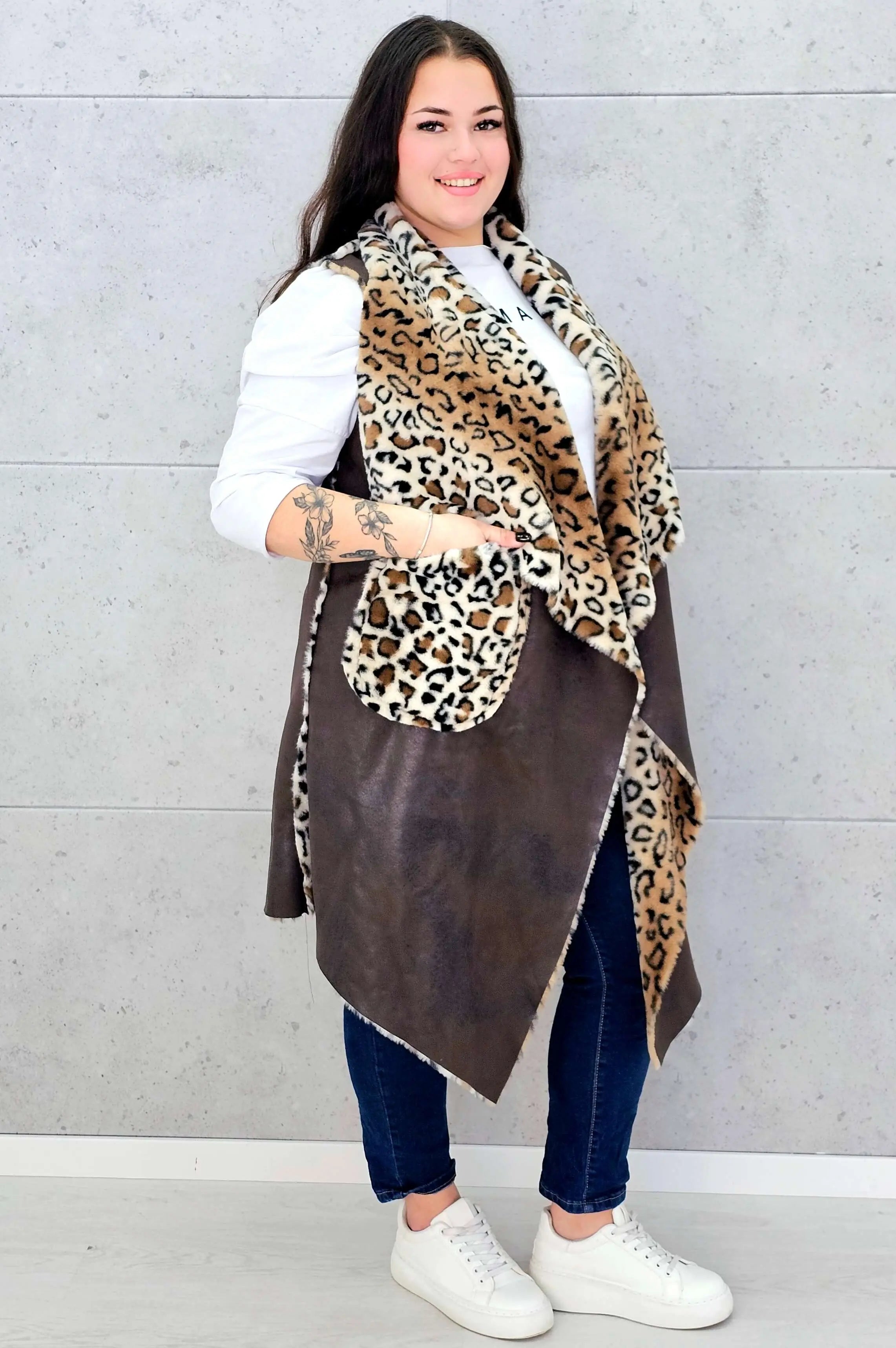 Kamizelka plus size z futerkiem w zwierzęcy wzór – modny akcent i ciepło w jednym Stylowa XL