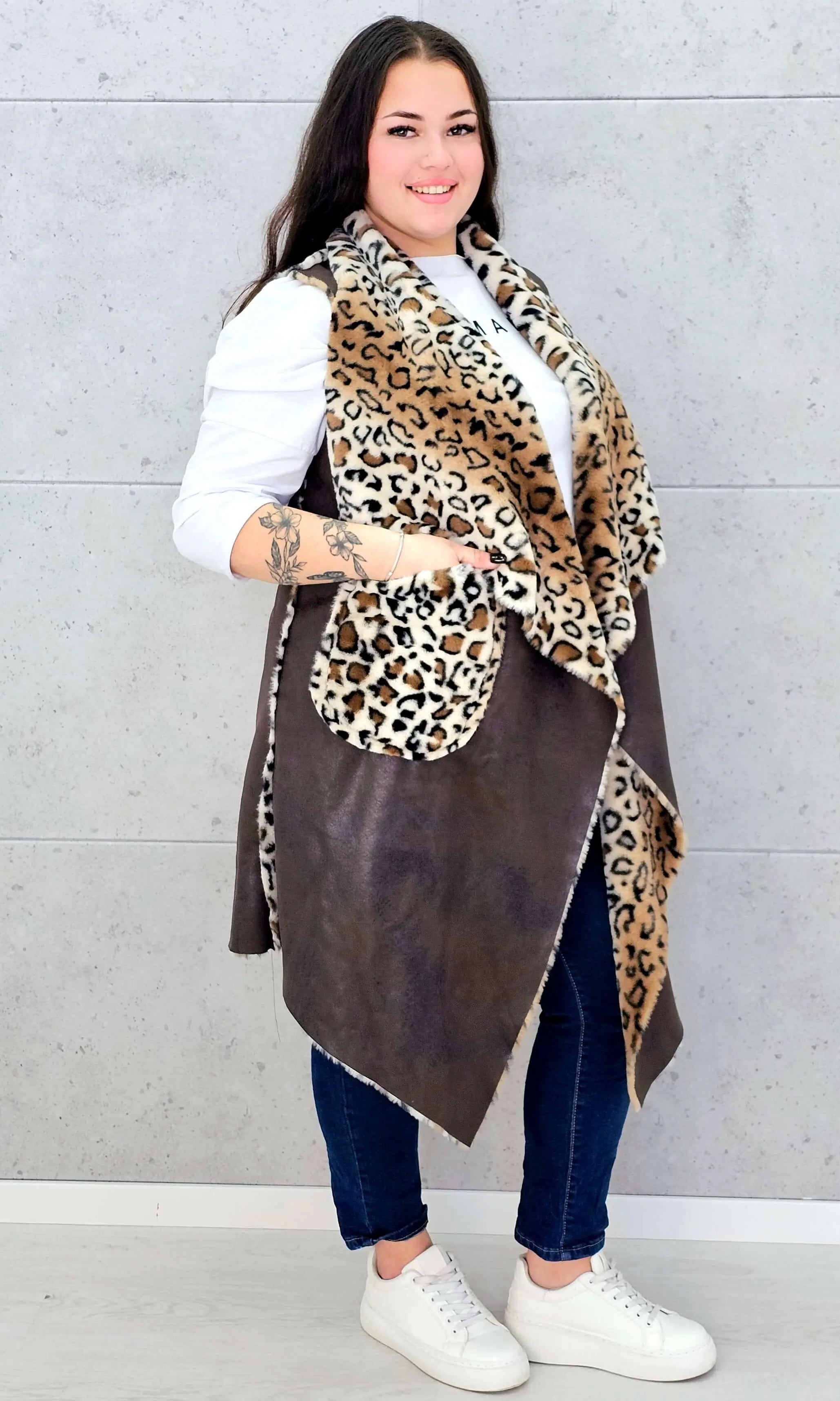 Kamizelka plus size z futerkiem w zwierzęcy wzór – modny akcent i ciepło w jednym Stylowa XL