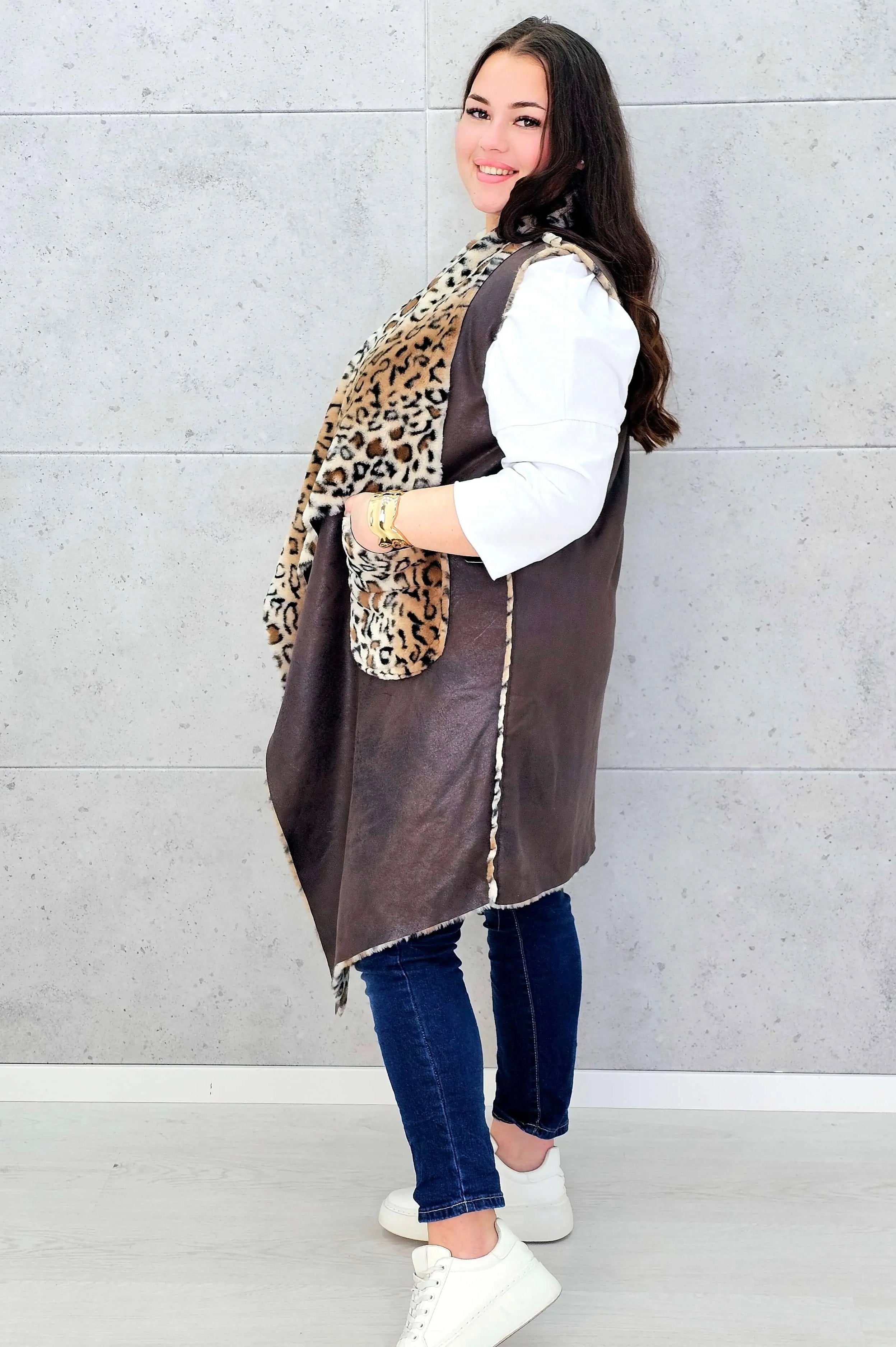 Kamizelka plus size z futerkiem w zwierzęcy wzór – modny akcent i ciepło w jednym Stylowa XL