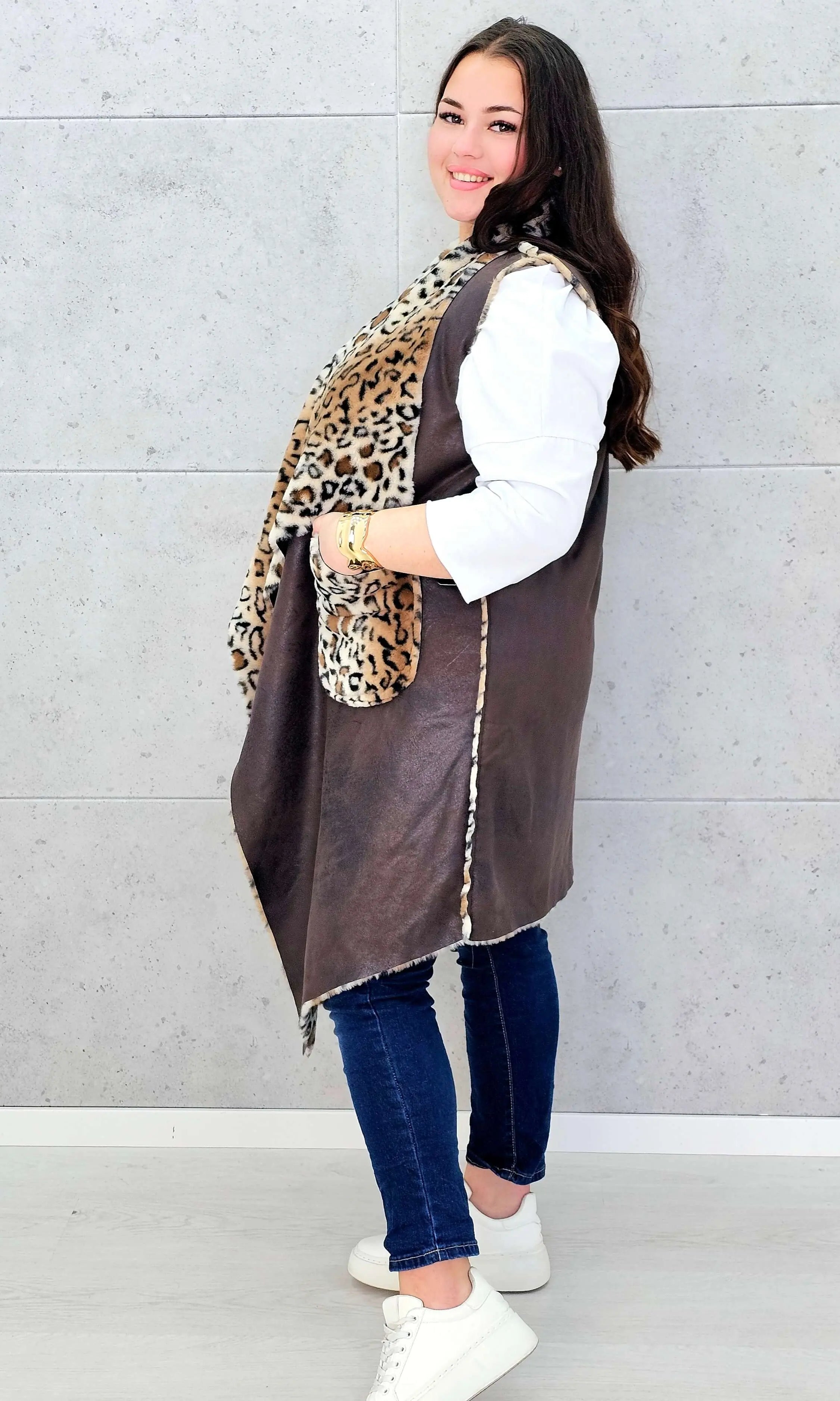 Kamizelka plus size z futerkiem w zwierzęcy wzór – modny akcent i ciepło w jednym Stylowa XL
