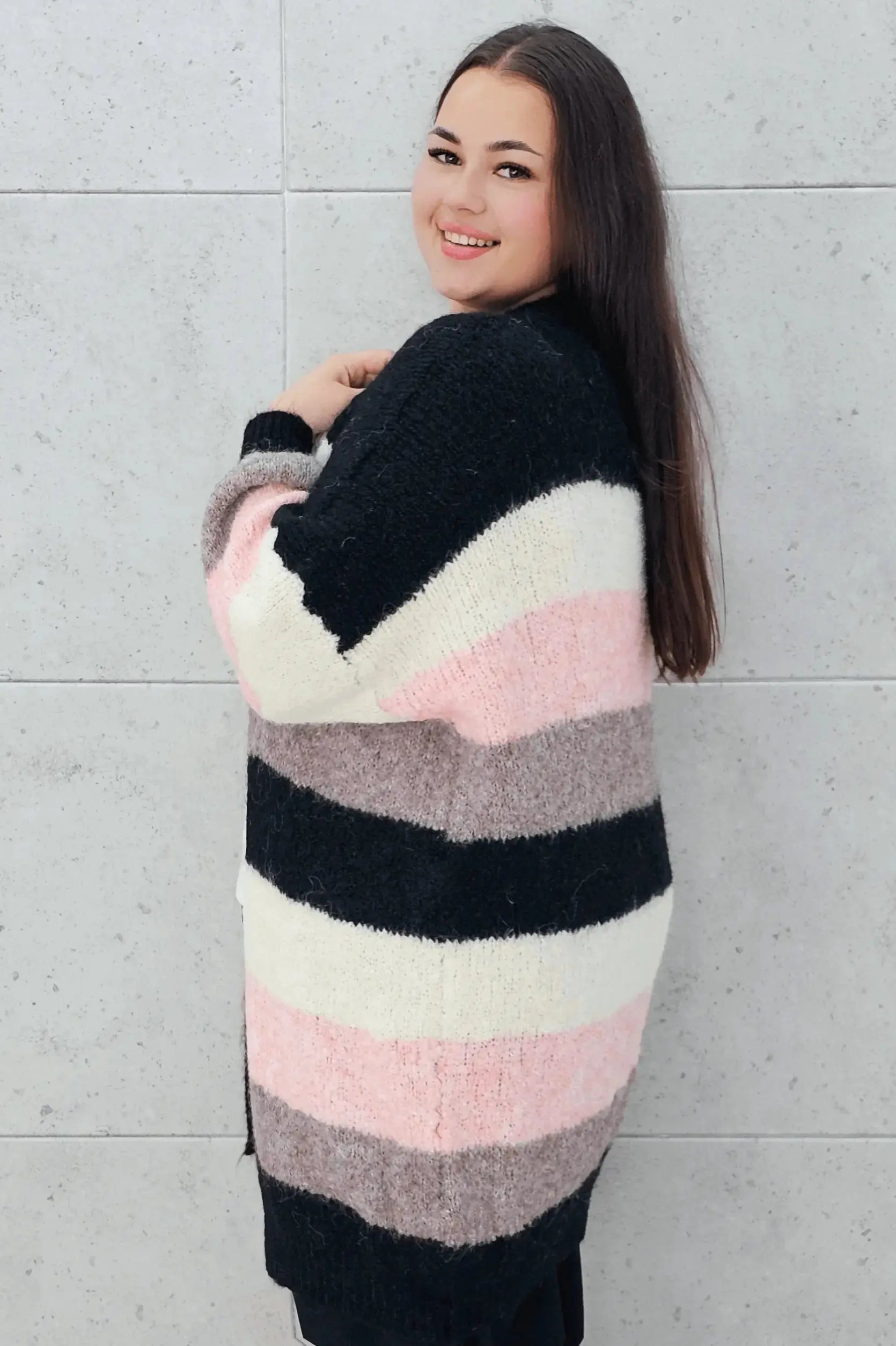 Kardigan plus size – stylowy, wygodny i kobiecy wybór na każdą okazję Stylowa XL