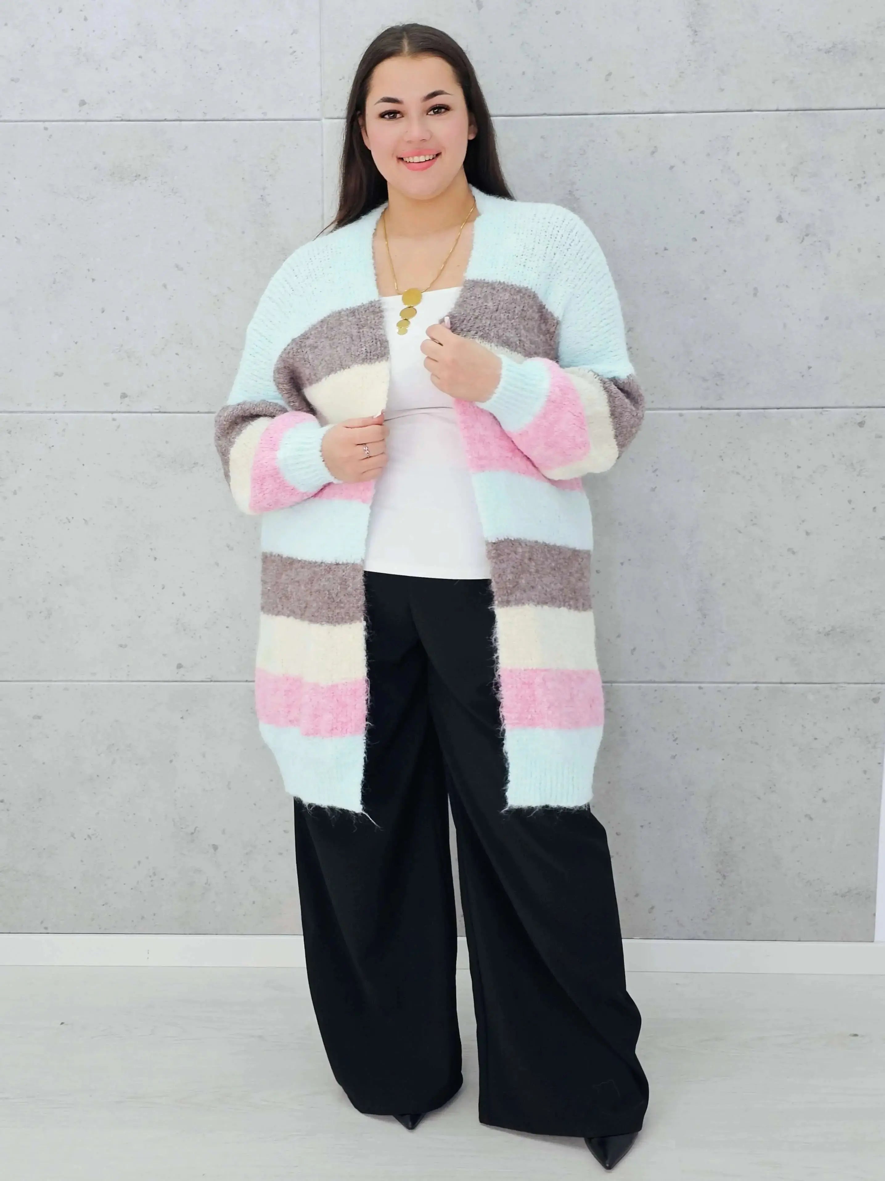 Kardigan plus size – stylowy, wygodny i kobiecy wybór na każdą okazję Stylowa XL