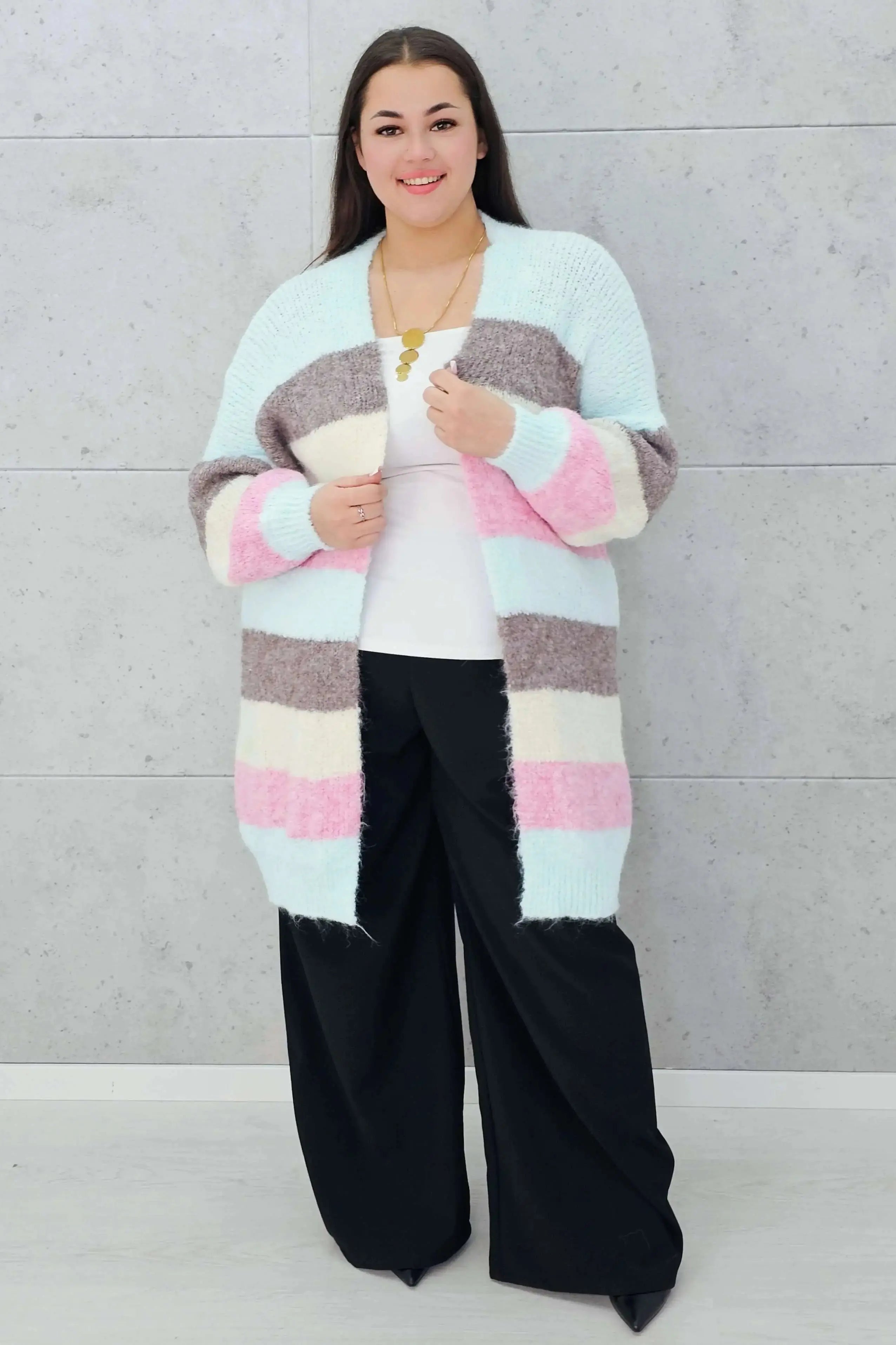Kardigan plus size – stylowy, wygodny i kobiecy wybór na każdą okazję Stylowa XL