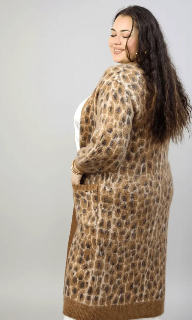 Kardigan plus size z motywem panterki – długi, ciepły i stylowy model plus size Stylowa XL