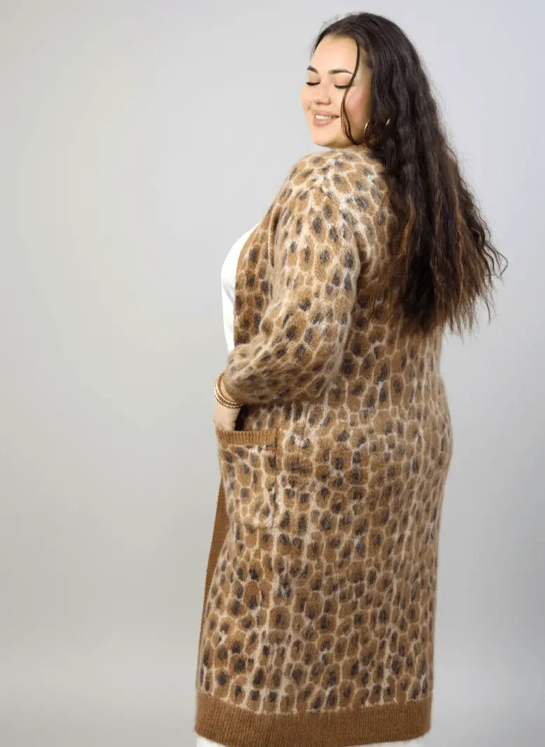 Kardigan plus size z motywem panterki – długi, ciepły i stylowy model plus size Stylowa XL