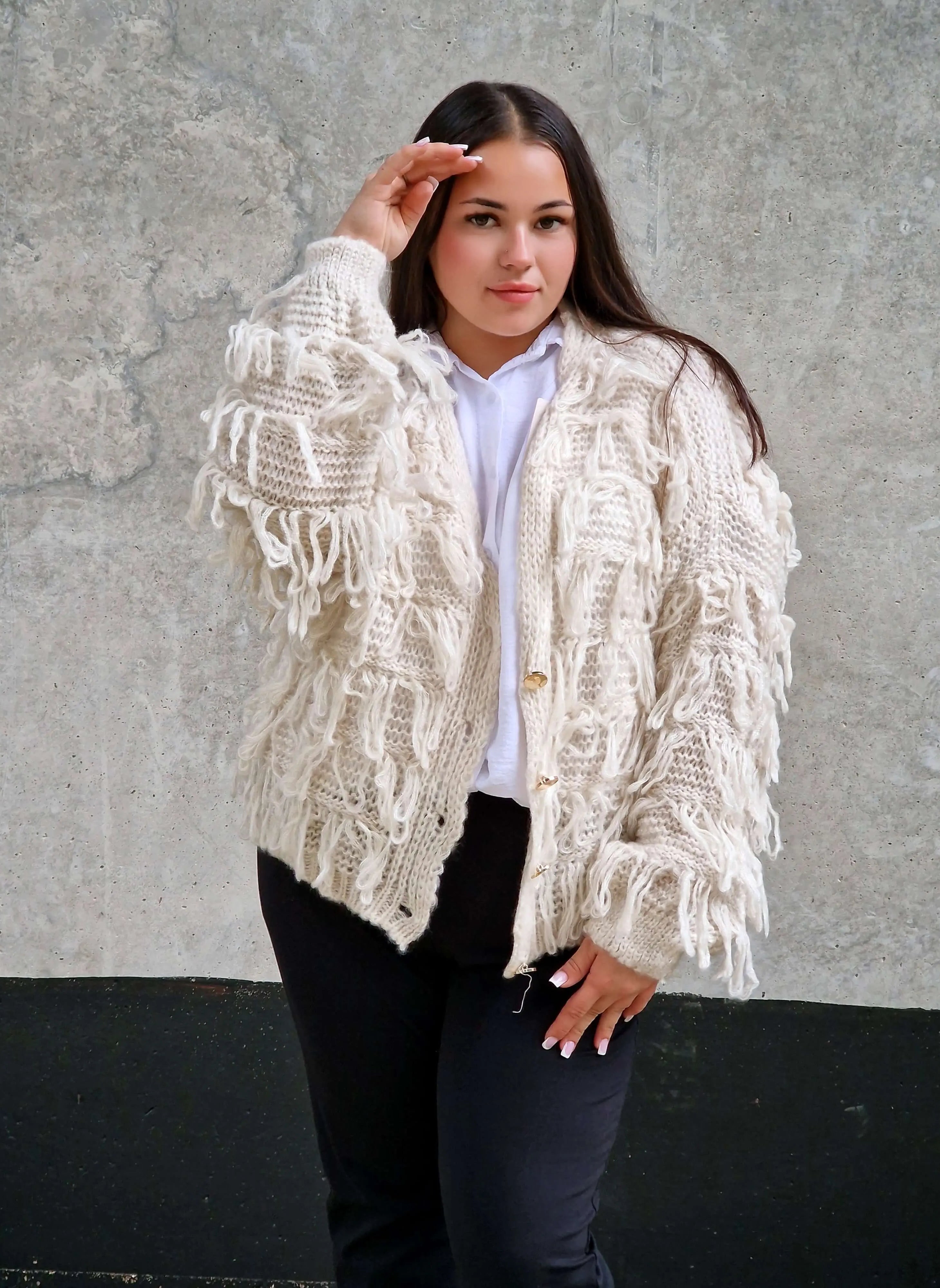 Kardigan z frędzlami – odważny akcent w Twojej garderobie Stylowa XL