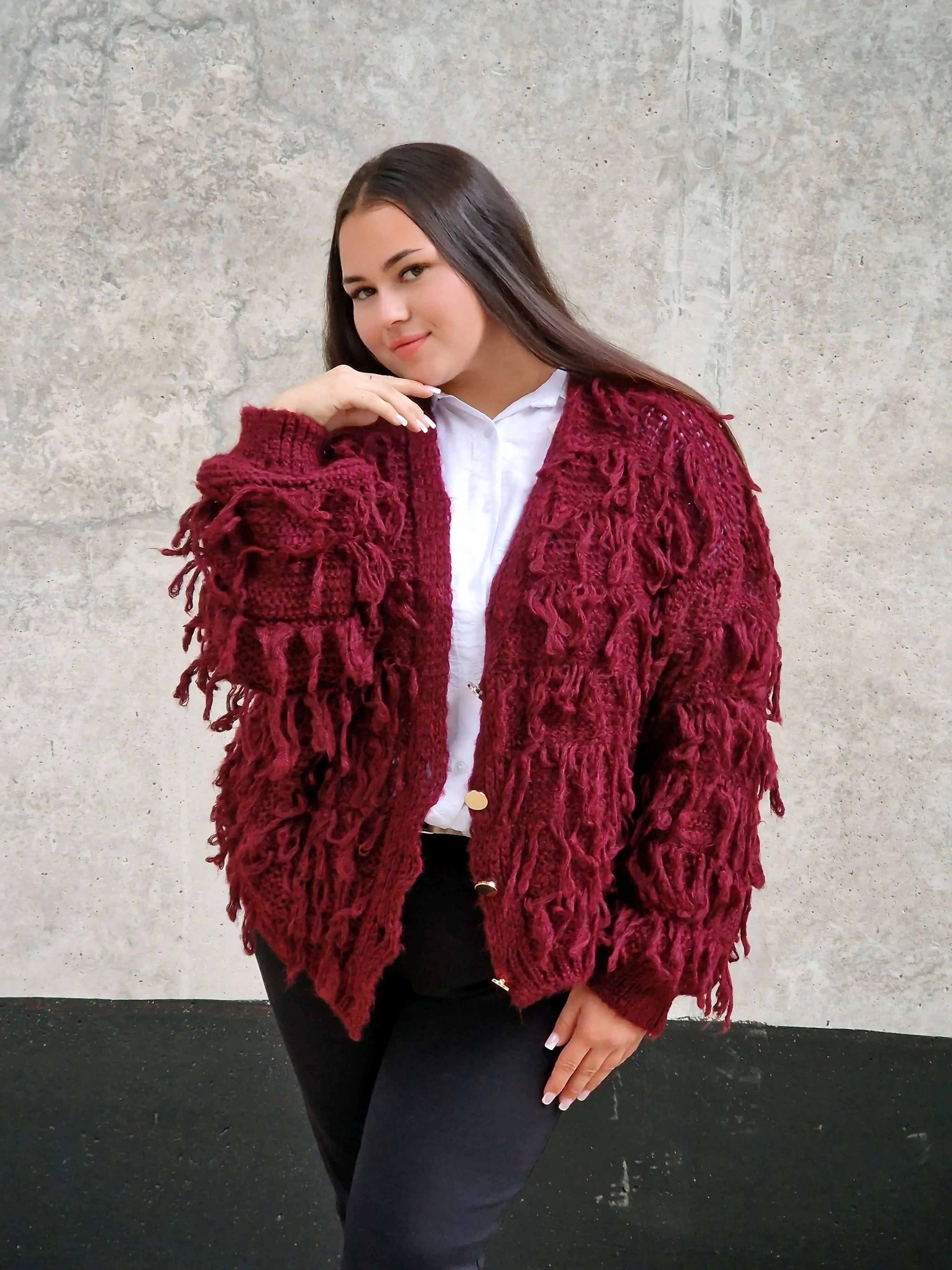 Kardigan z frędzlami – odważny akcent w Twojej garderobie Stylowa XL