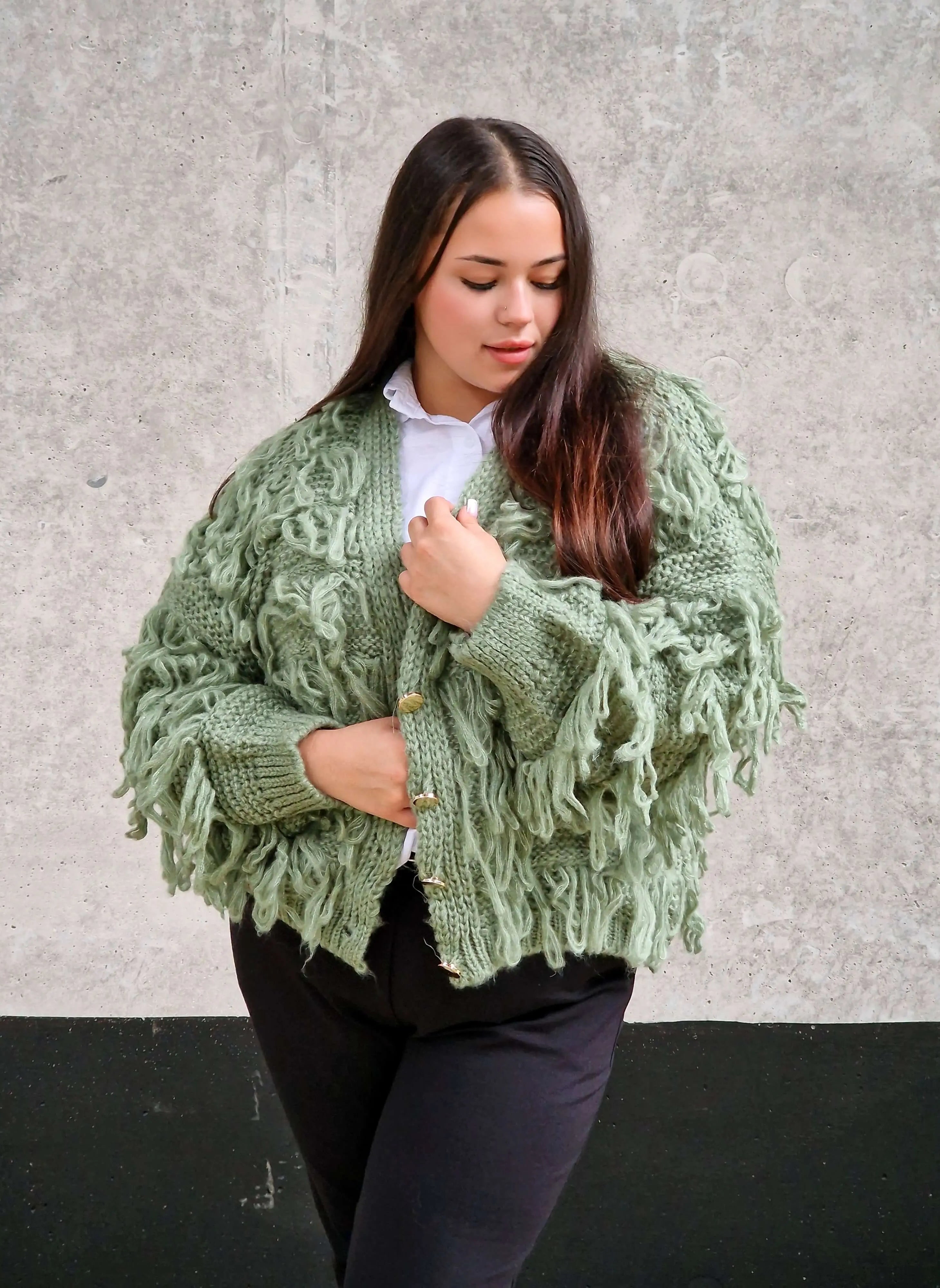 Kardigan z frędzlami – odważny akcent w Twojej garderobie Stylowa XL