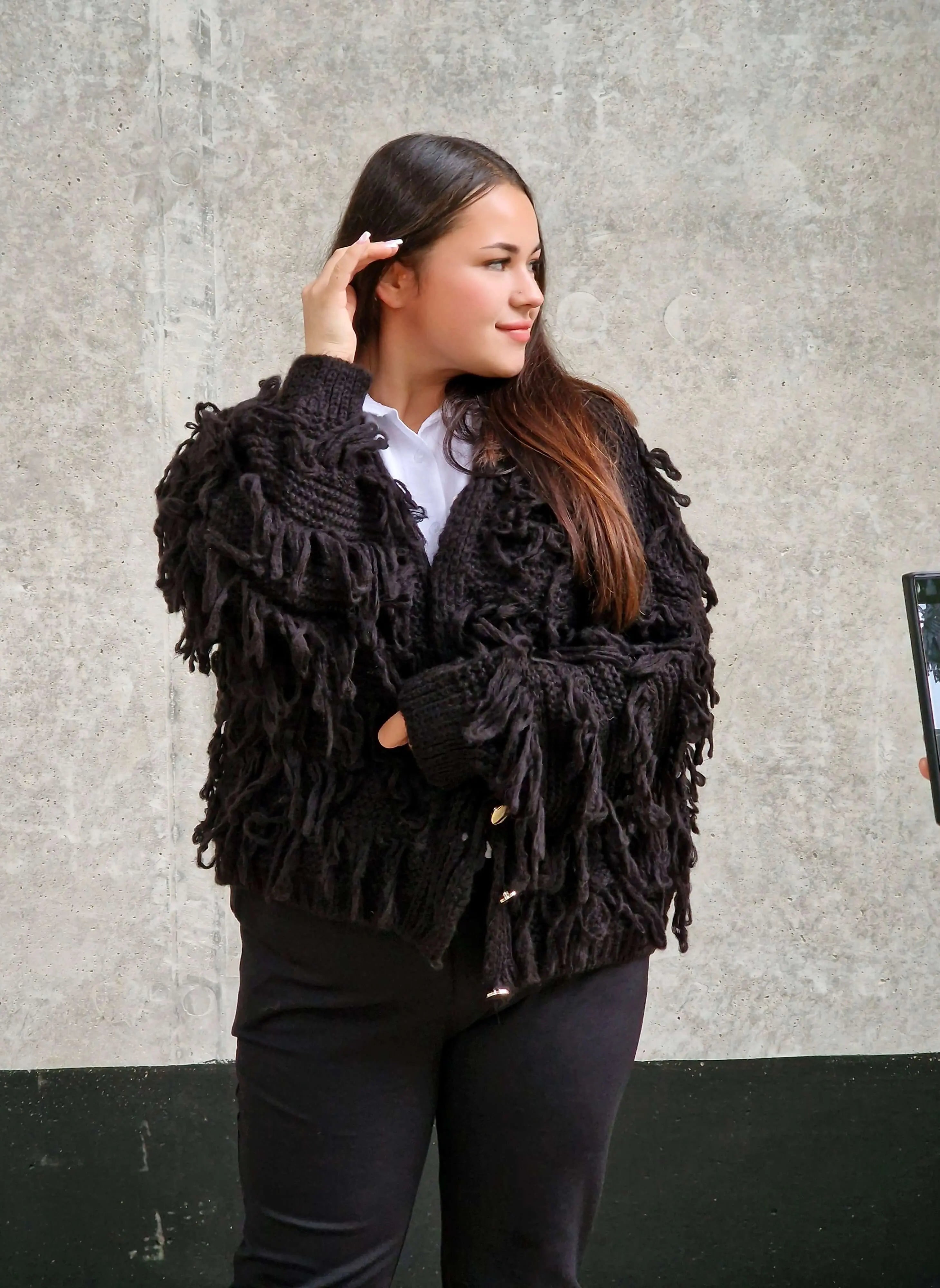 Kardigan z frędzlami – odważny akcent w Twojej garderobie Stylowa XL