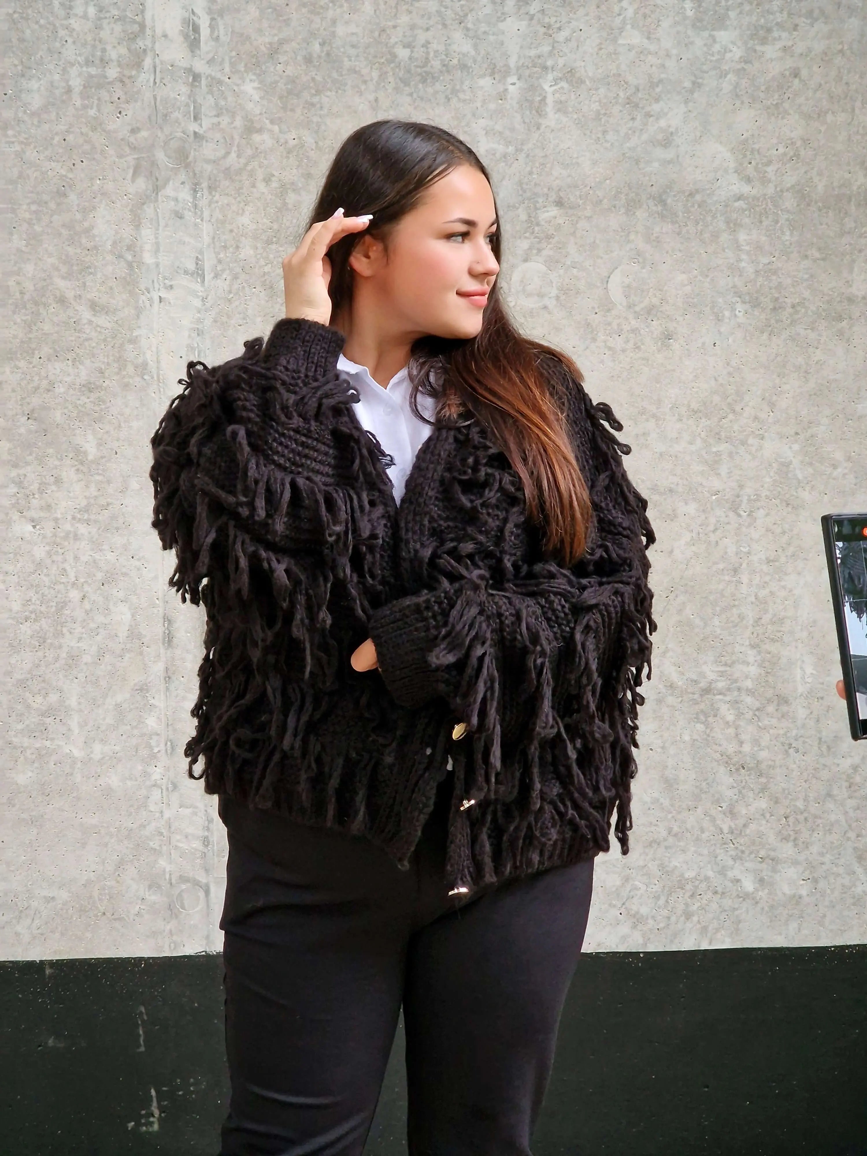 Kardigan z frędzlami – odważny akcent w Twojej garderobie Stylowa XL