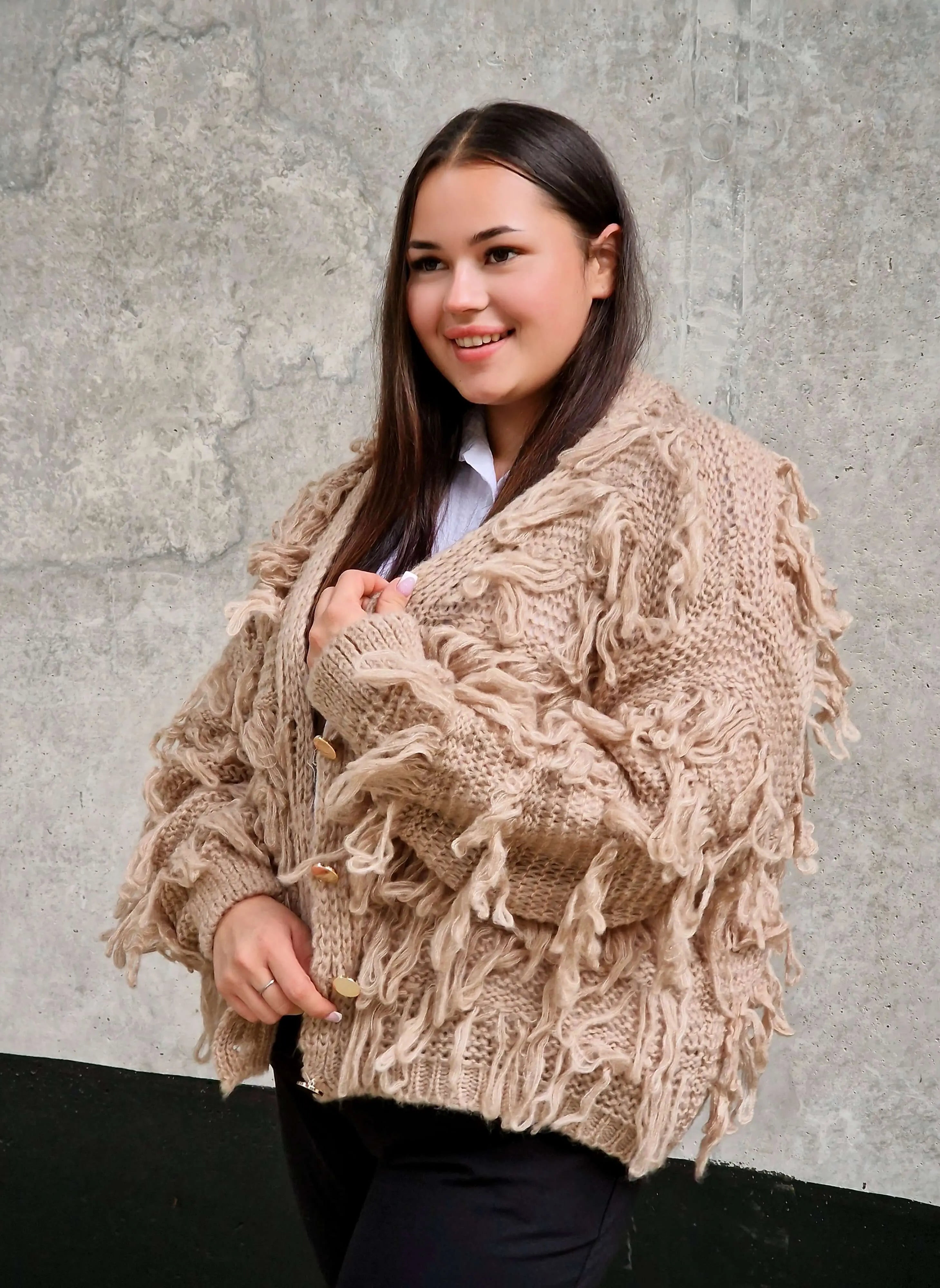 Kardigan z frędzlami – odważny akcent w Twojej garderobie Stylowa XL