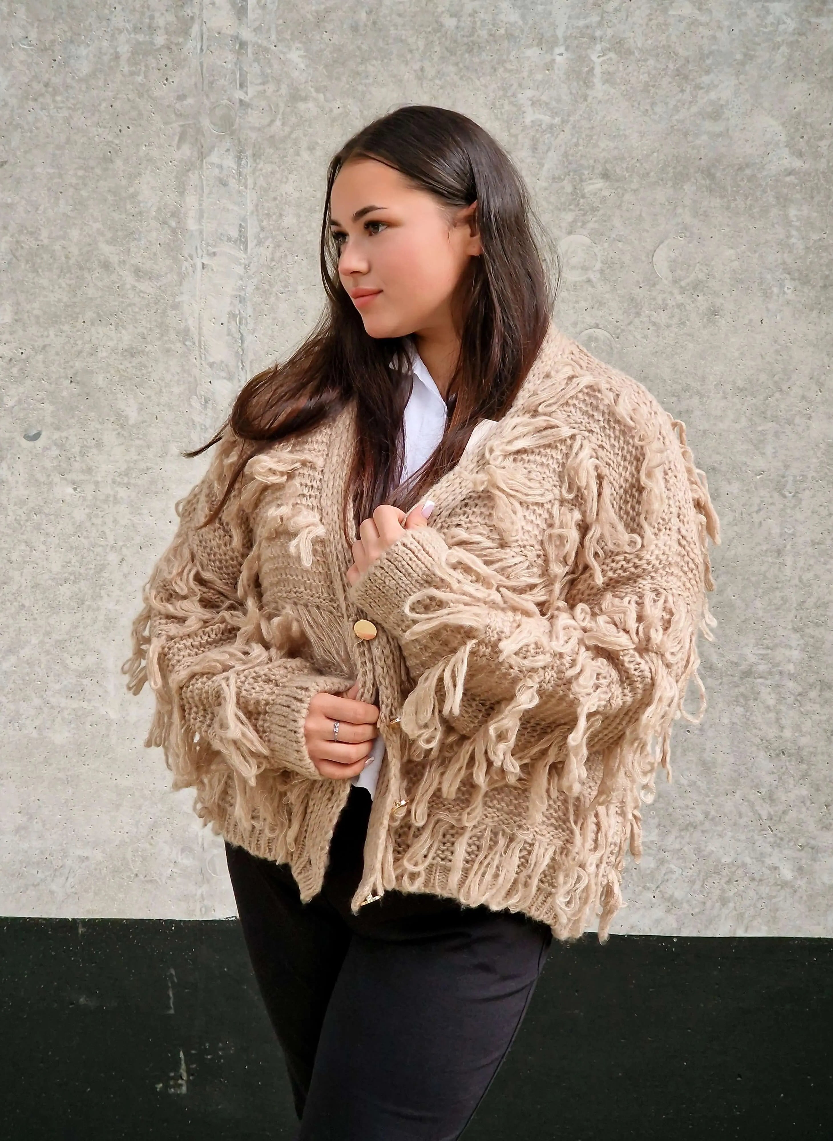 Kardigan z frędzlami – odważny akcent w Twojej garderobie Stylowa XL