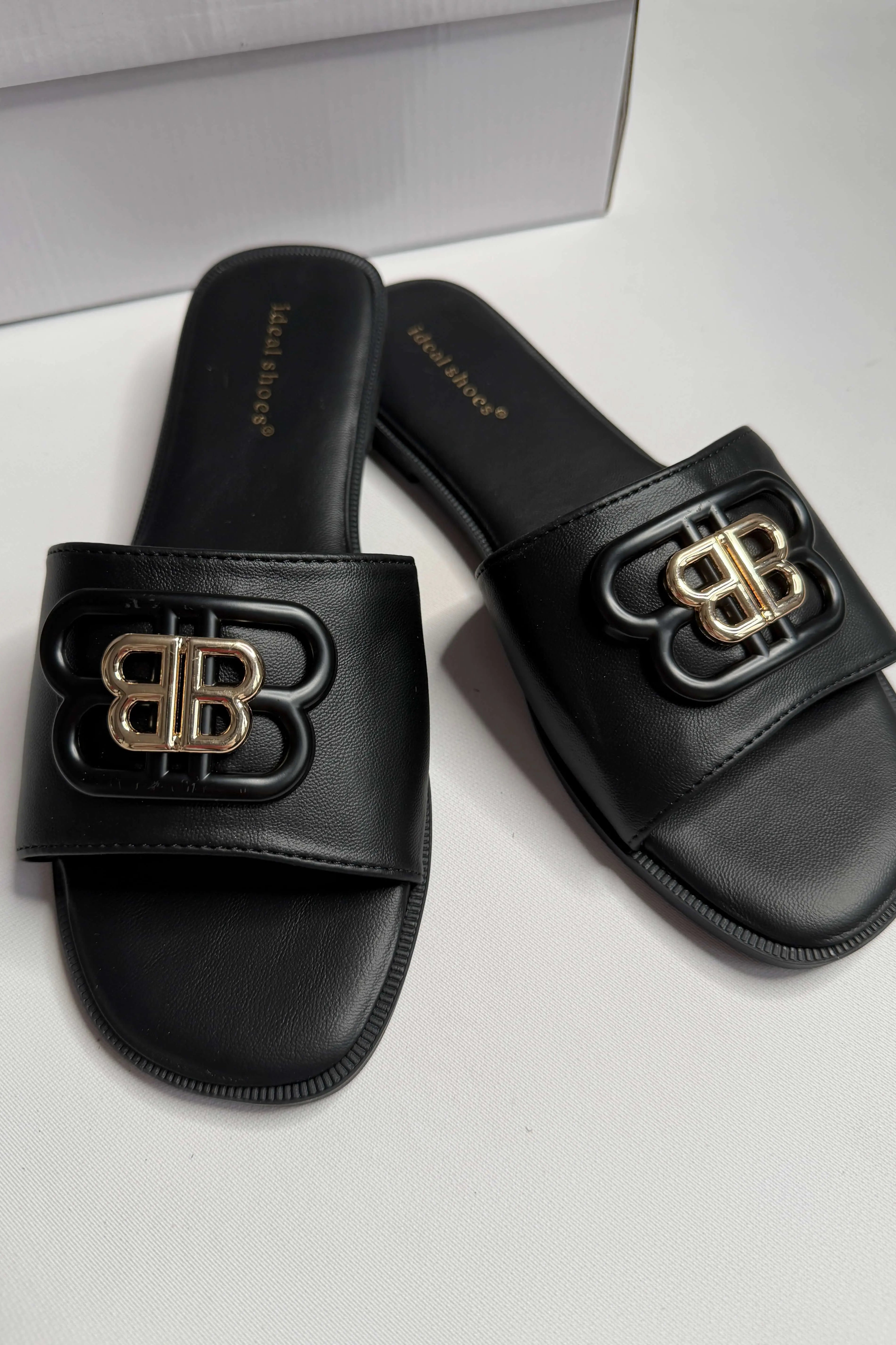 Klapki damskie Ideal Shoes z ozdobnym logo – czarne i beżowe Stylowa XL
