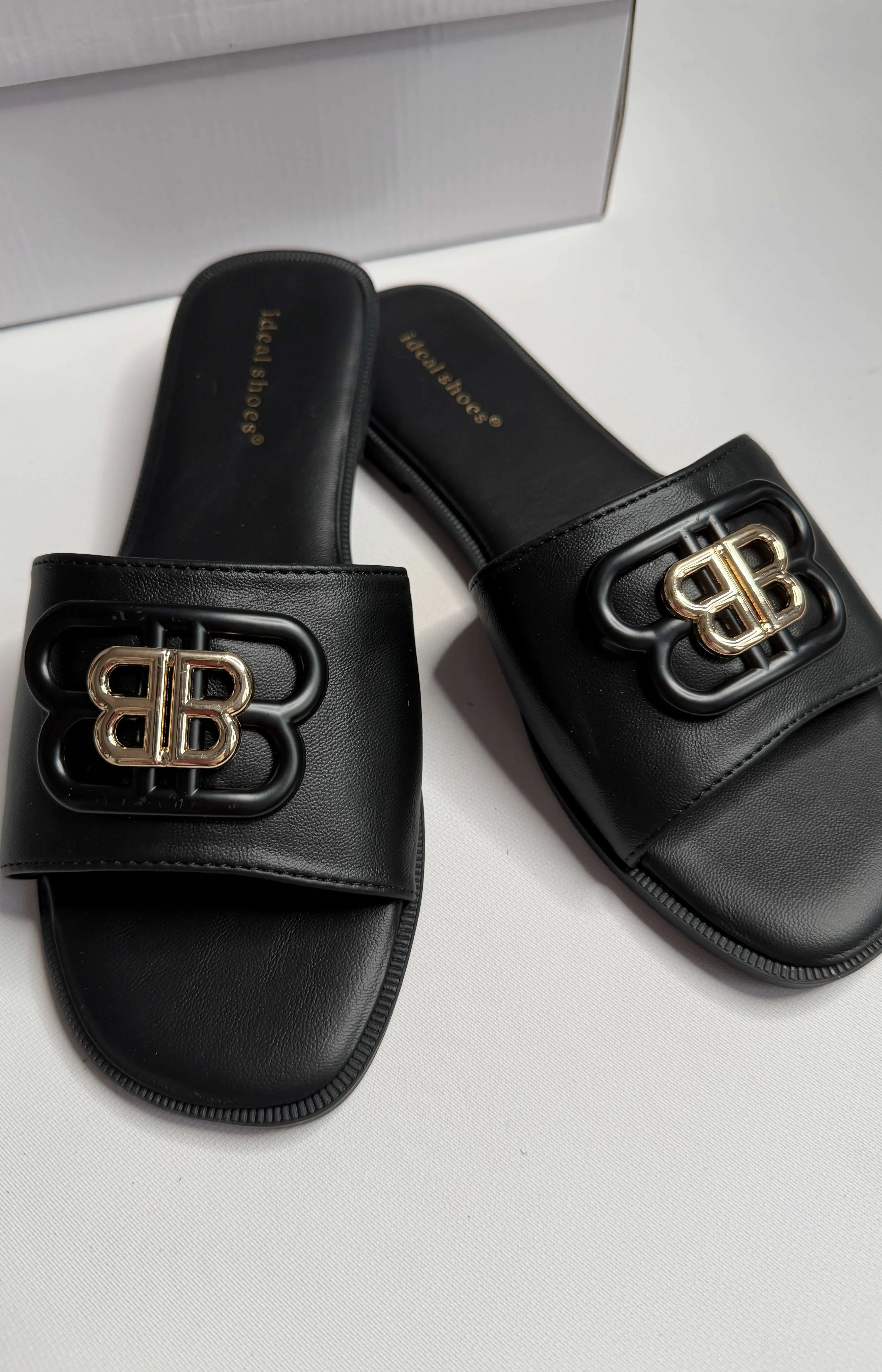 Klapki damskie Ideal Shoes z ozdobnym logo – czarne i beżowe Stylowa XL
