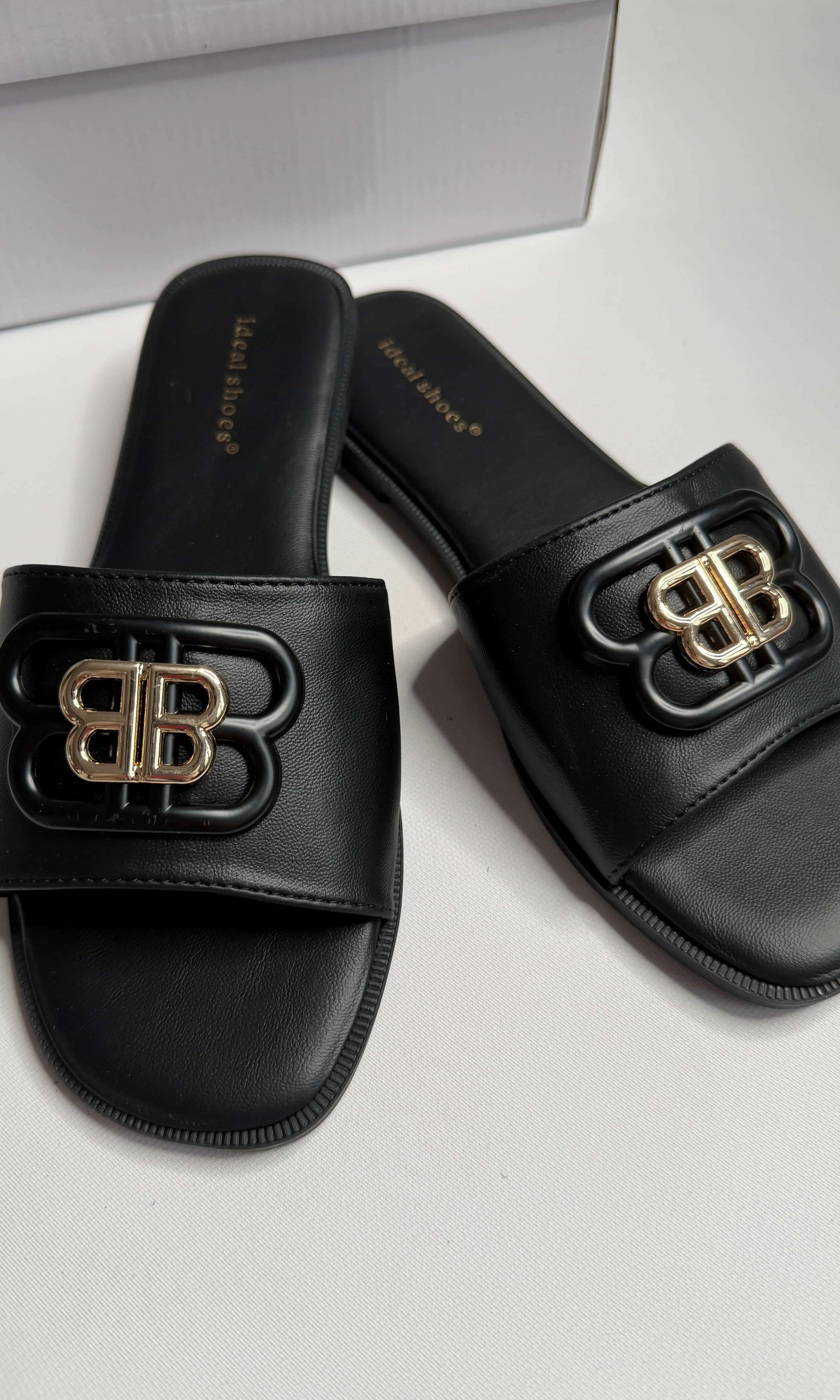 Klapki damskie Ideal Shoes z ozdobnym logo – czarne i beżowe Stylowa XL