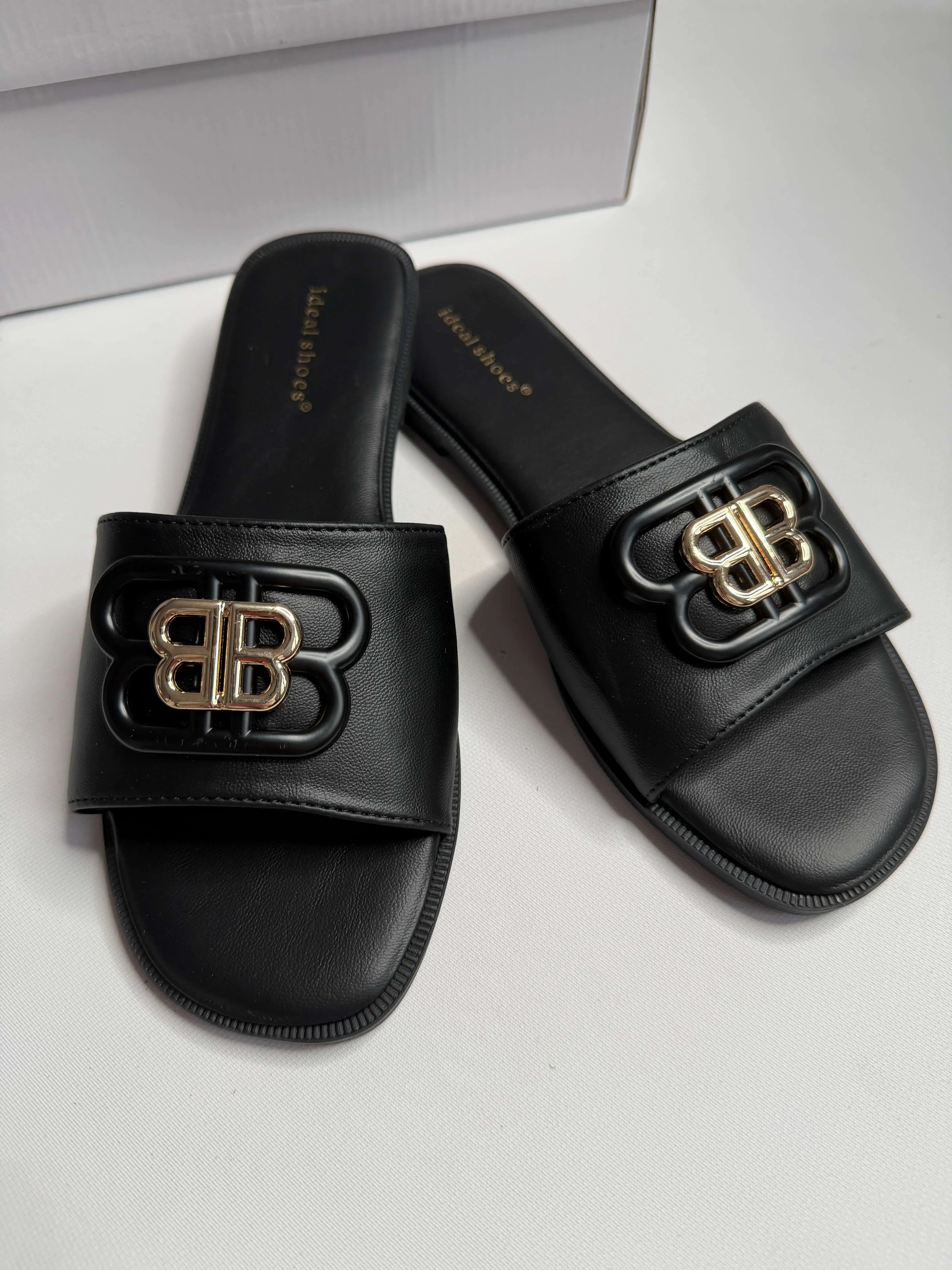 Klapki damskie Ideal Shoes z ozdobnym logo – czarne i beżowe Stylowa XL