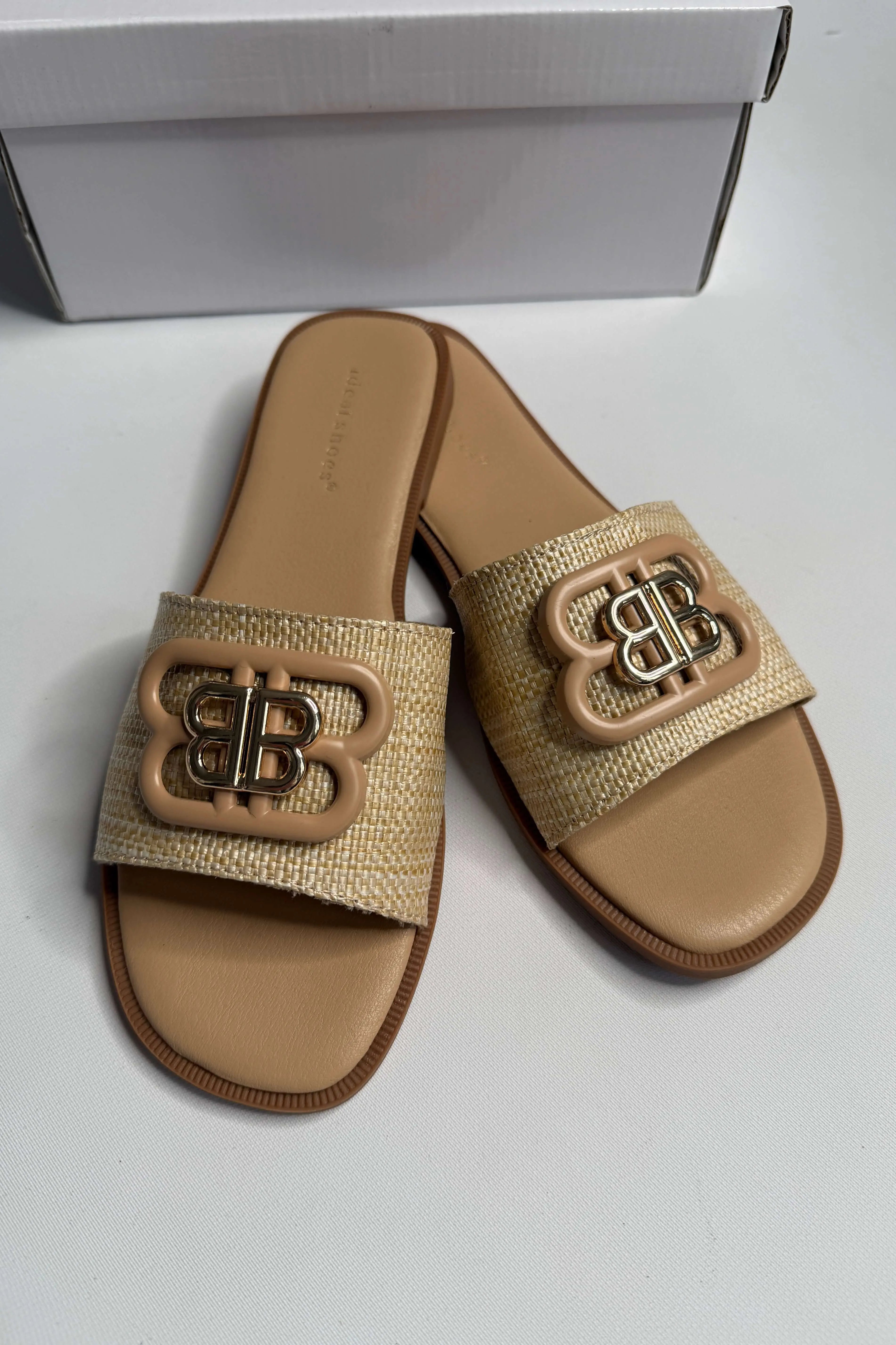 Klapki damskie Ideal Shoes z ozdobnym logo – czarne i beżowe Stylowa XL