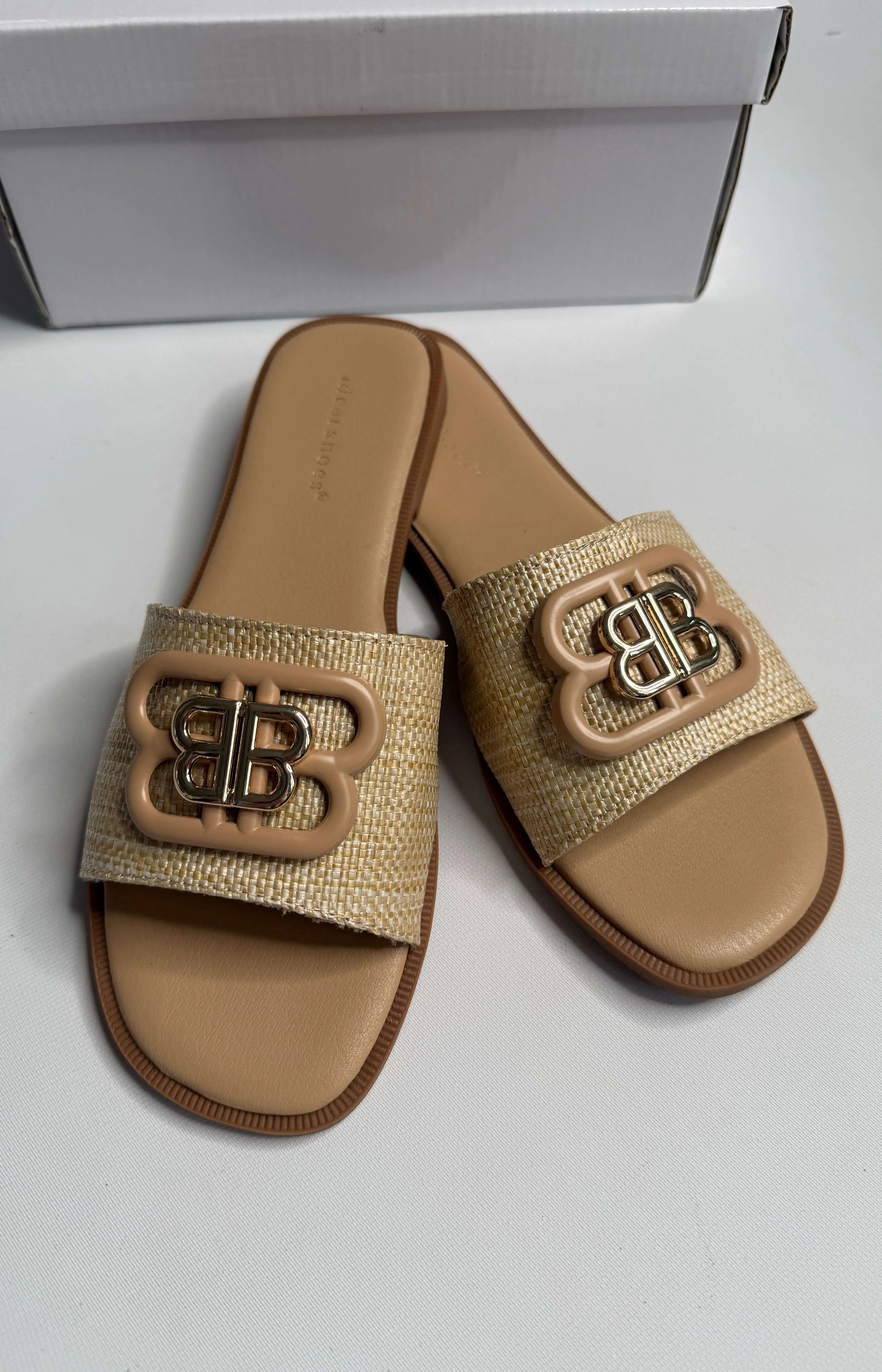 Klapki damskie Ideal Shoes z ozdobnym logo – czarne i beżowe Stylowa XL
