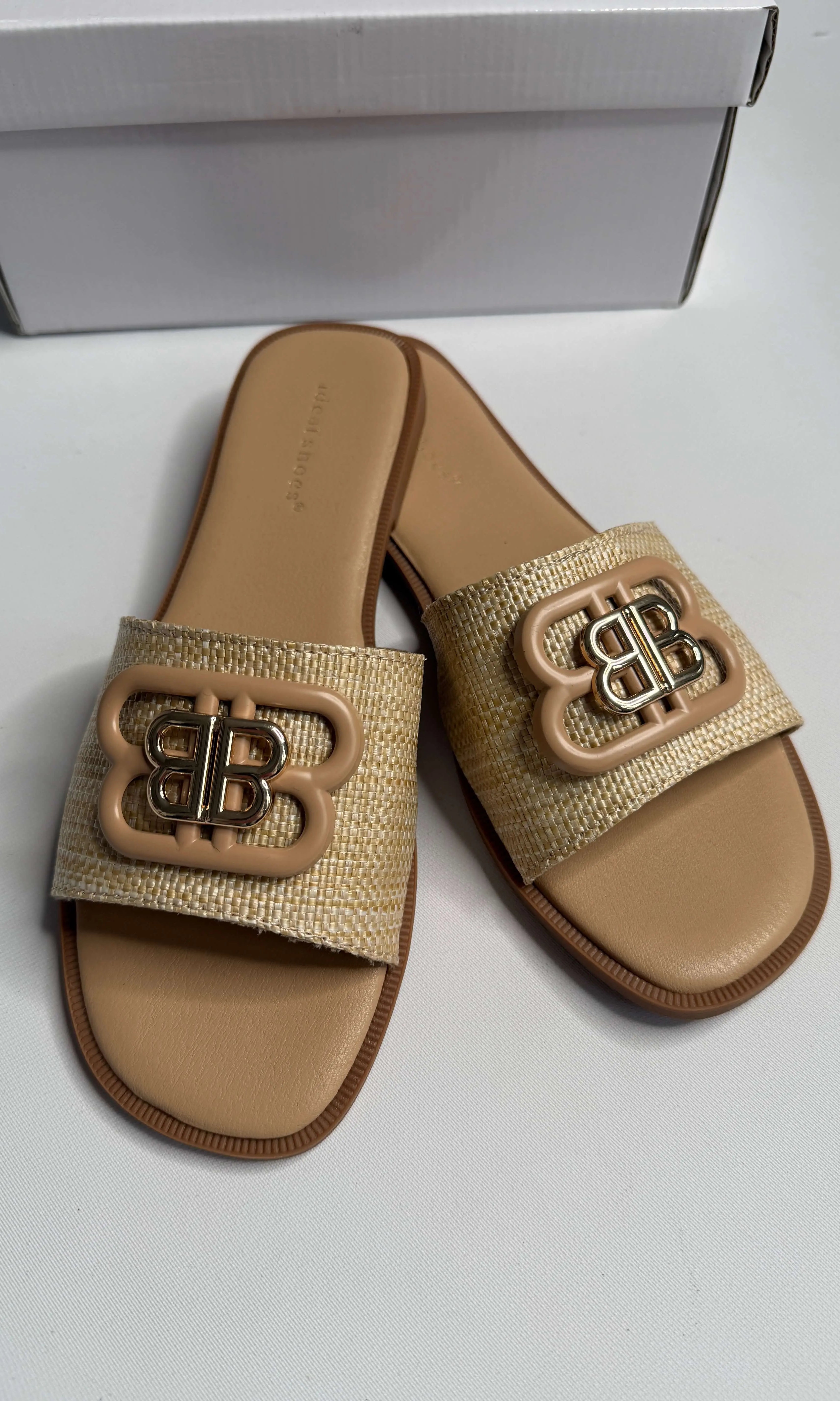 Klapki damskie Ideal Shoes z ozdobnym logo – czarne i beżowe Stylowa XL