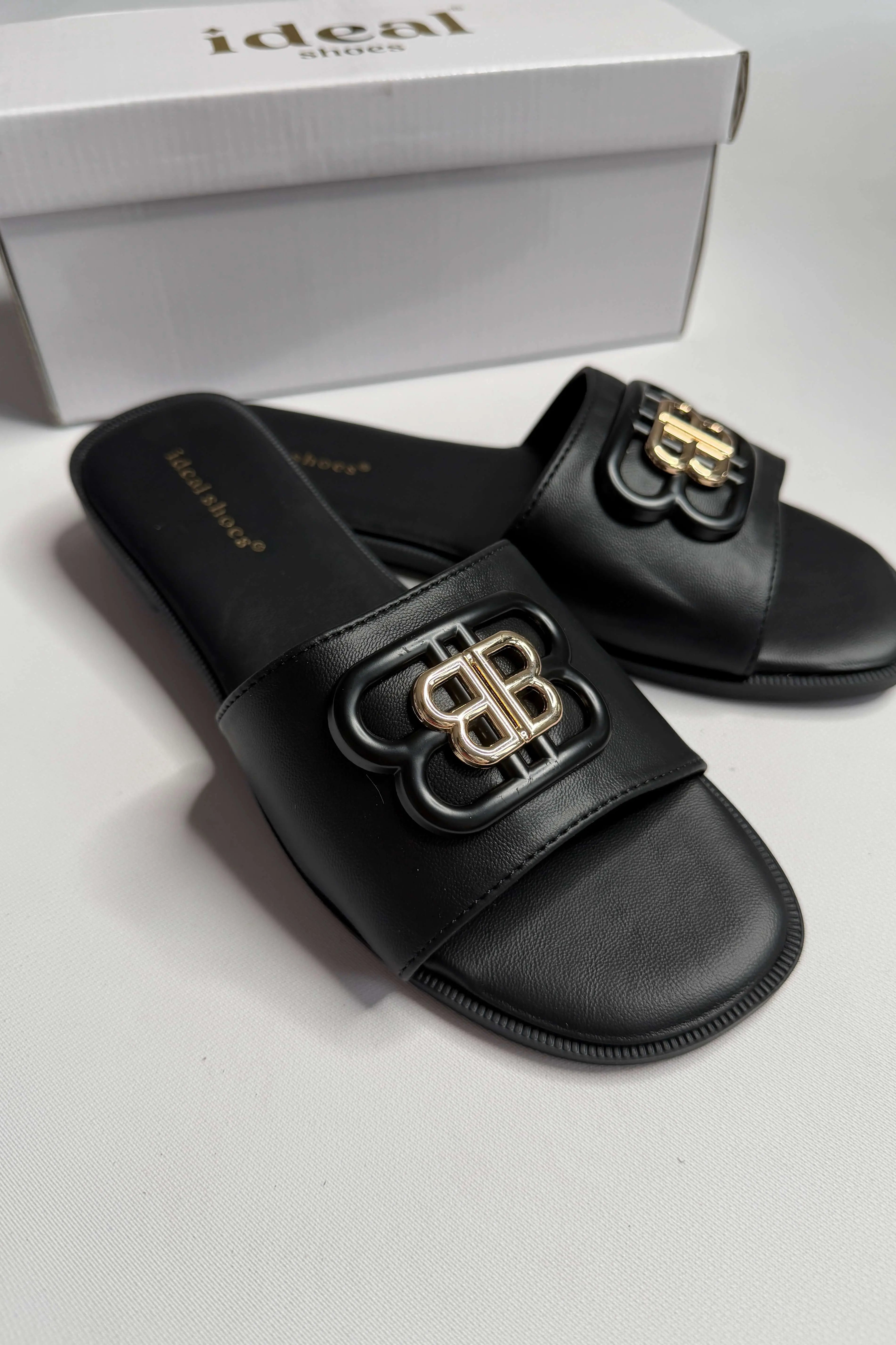 Klapki damskie Ideal Shoes z ozdobnym logo – czarne i beżowe Stylowa XL