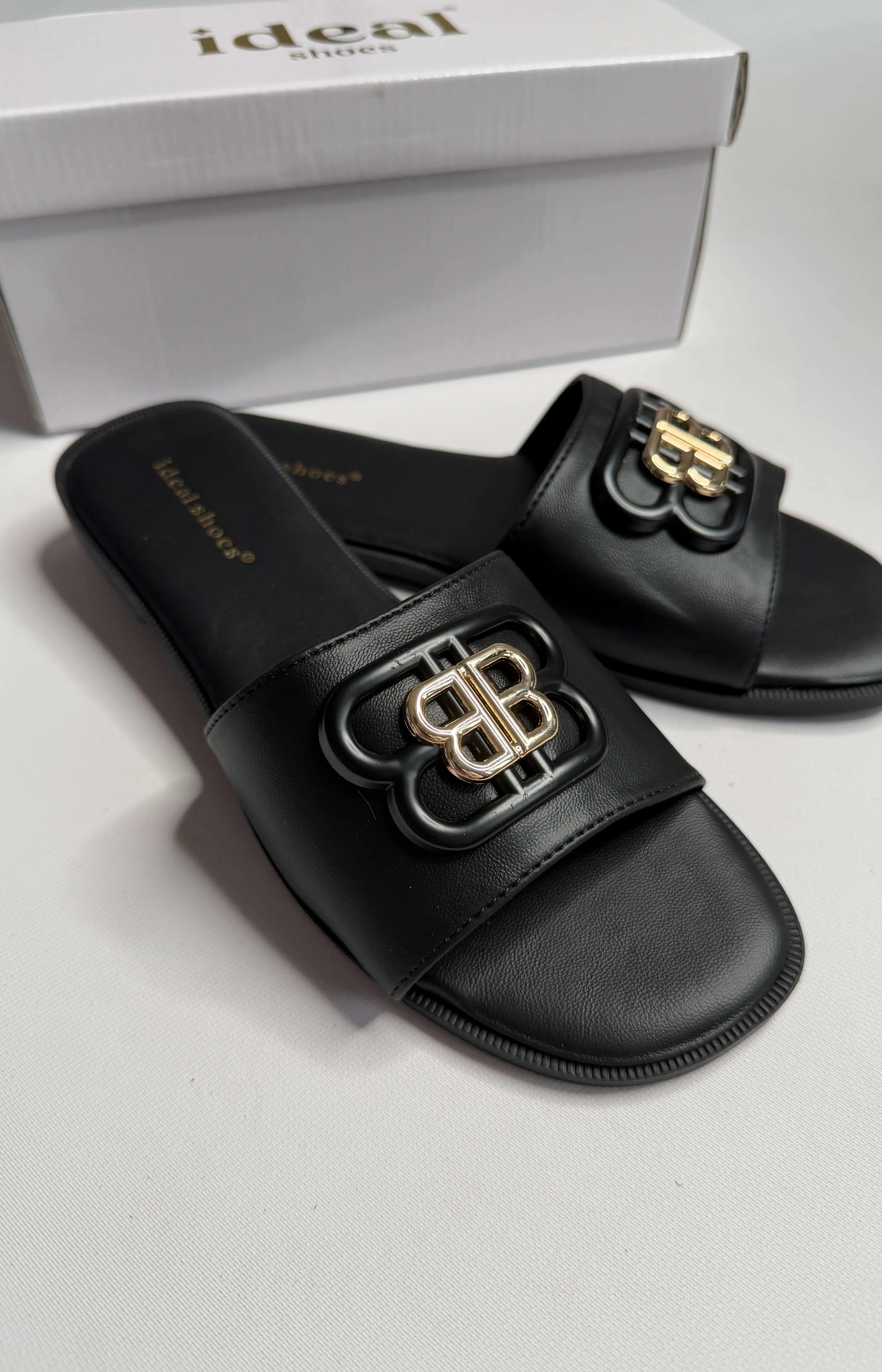 Klapki damskie Ideal Shoes z ozdobnym logo – czarne i beżowe Stylowa XL