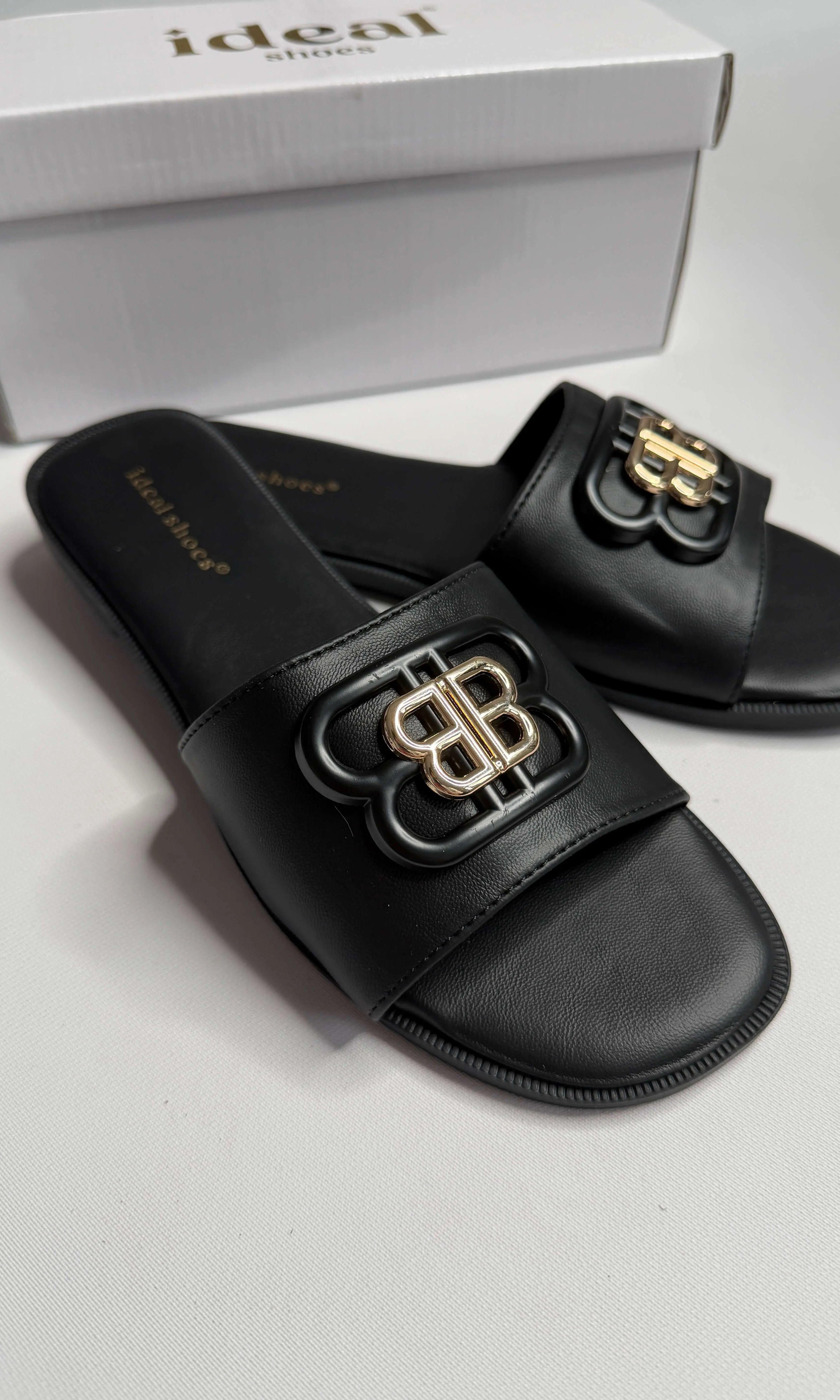 Klapki damskie Ideal Shoes z ozdobnym logo – czarne i beżowe Stylowa XL