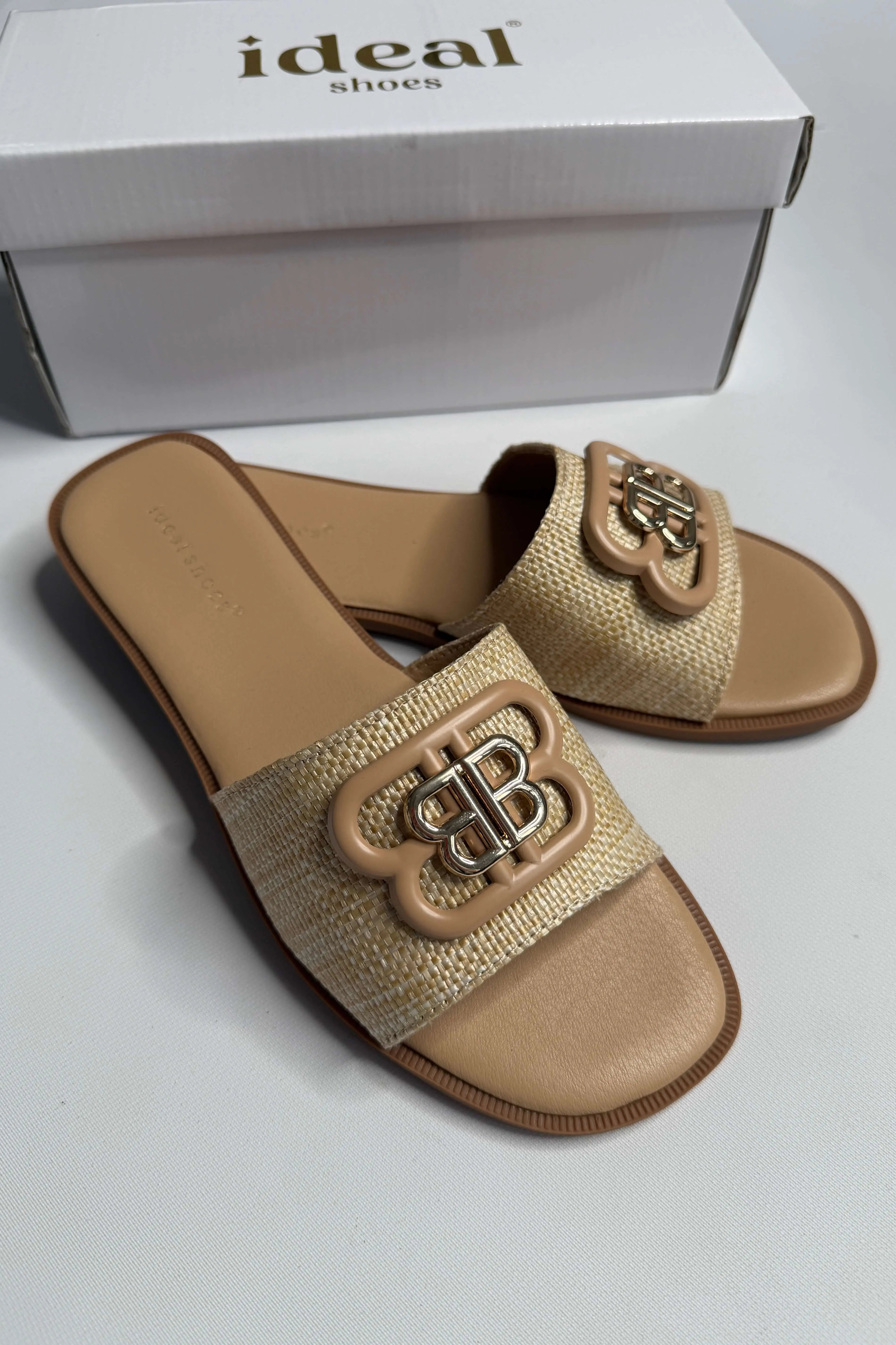 Klapki damskie Ideal Shoes z ozdobnym logo – czarne i beżowe Stylowa XL
