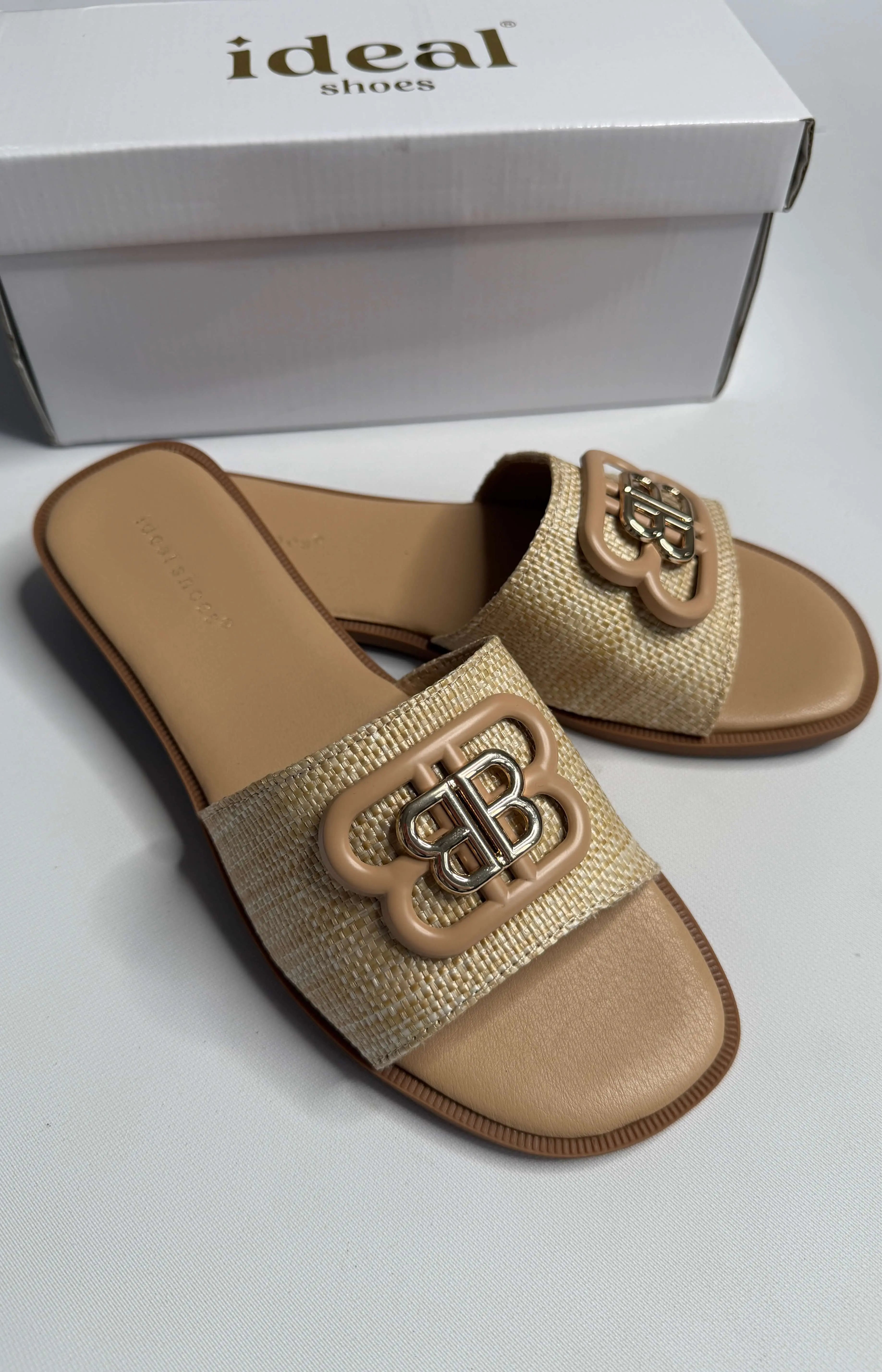 Klapki damskie Ideal Shoes z ozdobnym logo – czarne i beżowe Stylowa XL