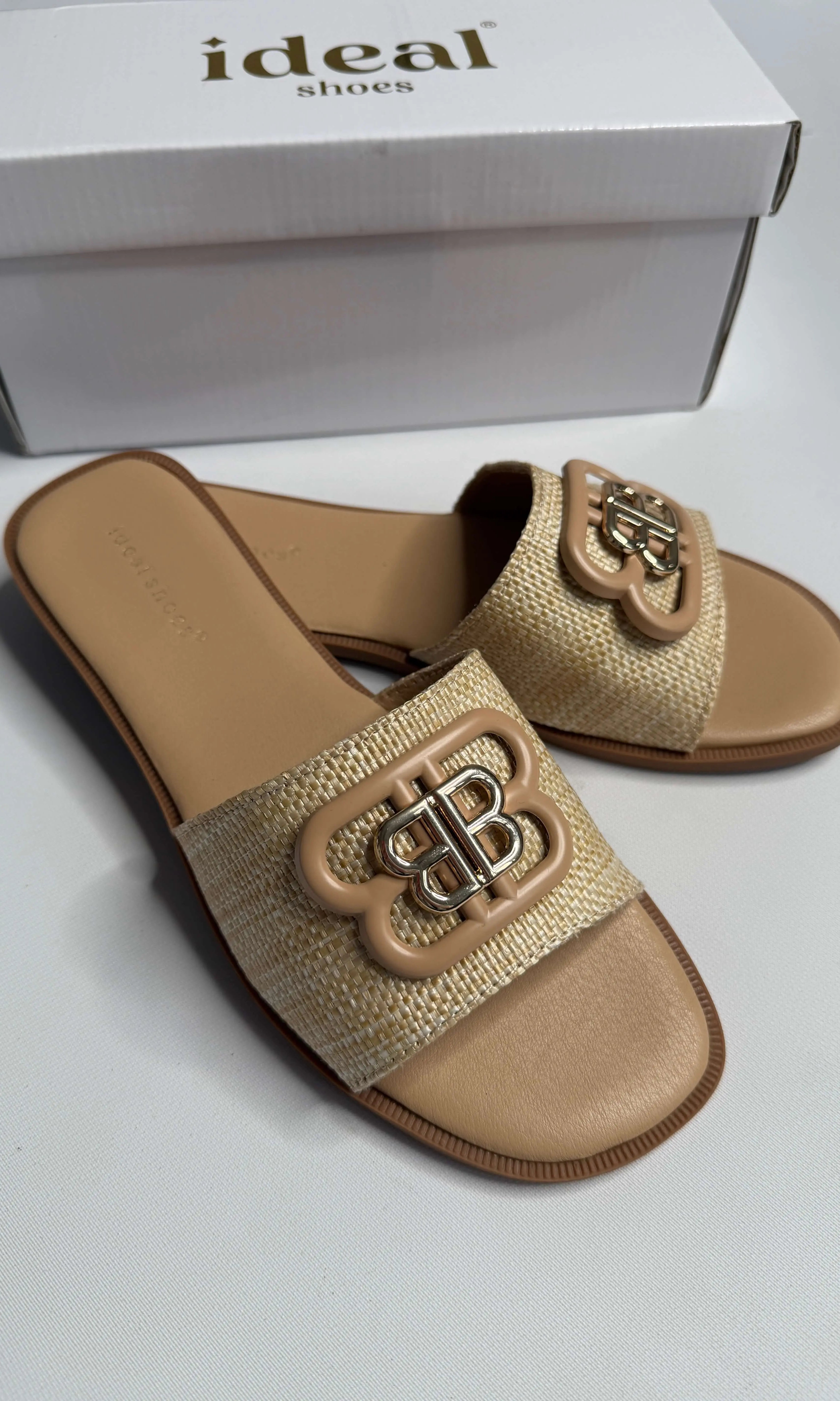 Klapki damskie Ideal Shoes z ozdobnym logo – czarne i beżowe Stylowa XL