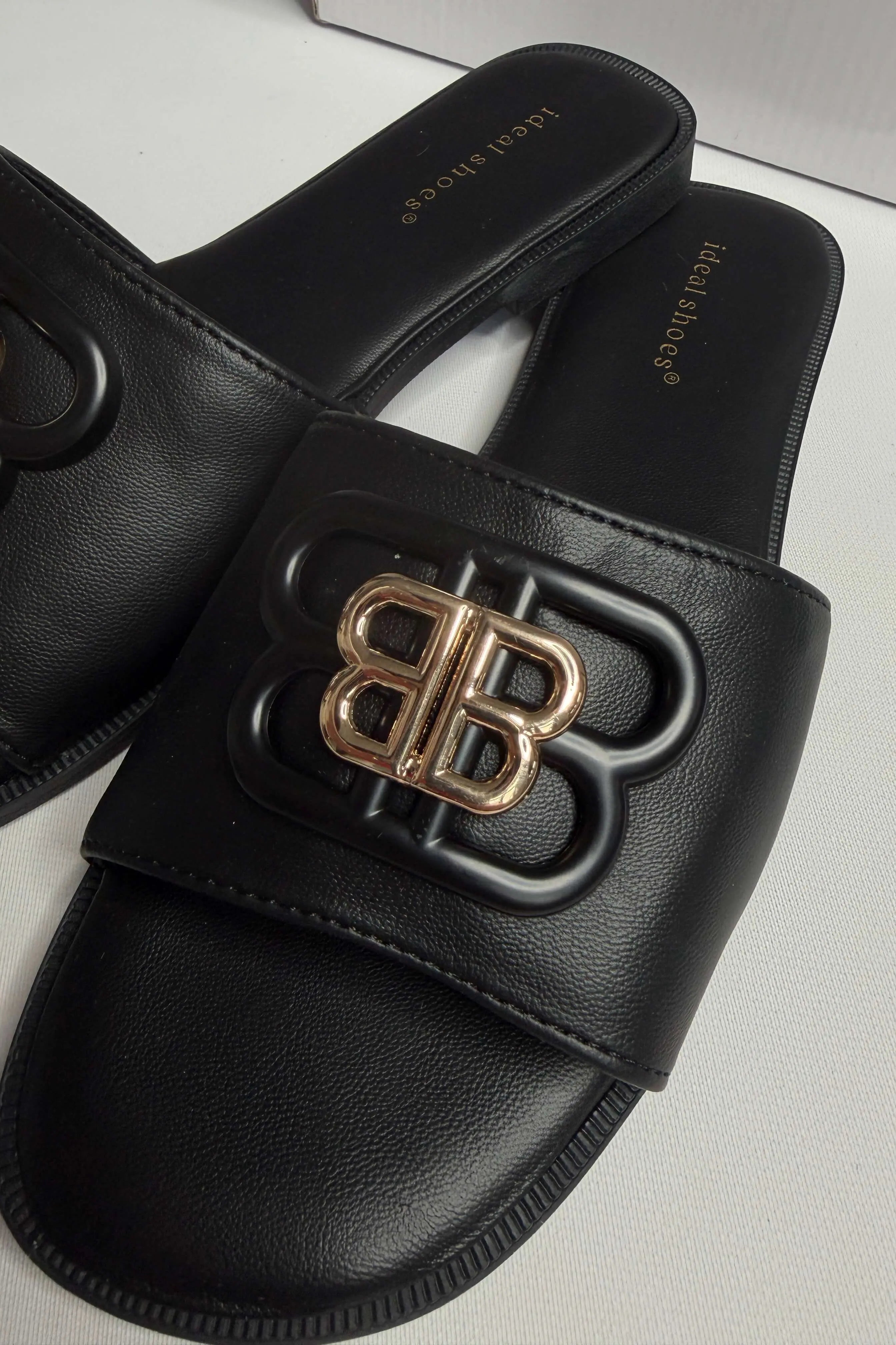 Klapki damskie Ideal Shoes z ozdobnym logo – czarne i beżowe Stylowa XL