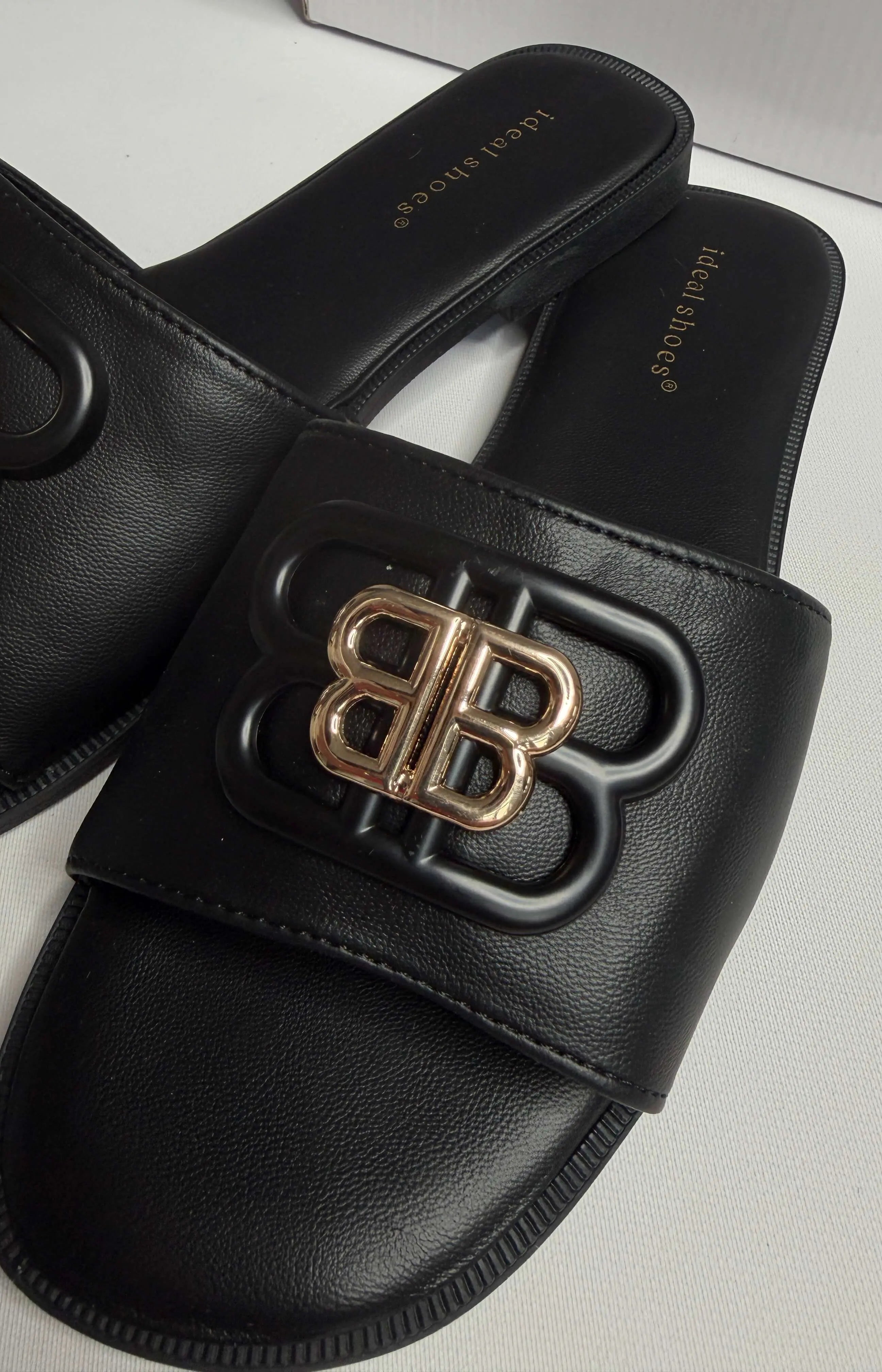 Klapki damskie Ideal Shoes z ozdobnym logo – czarne i beżowe Stylowa XL