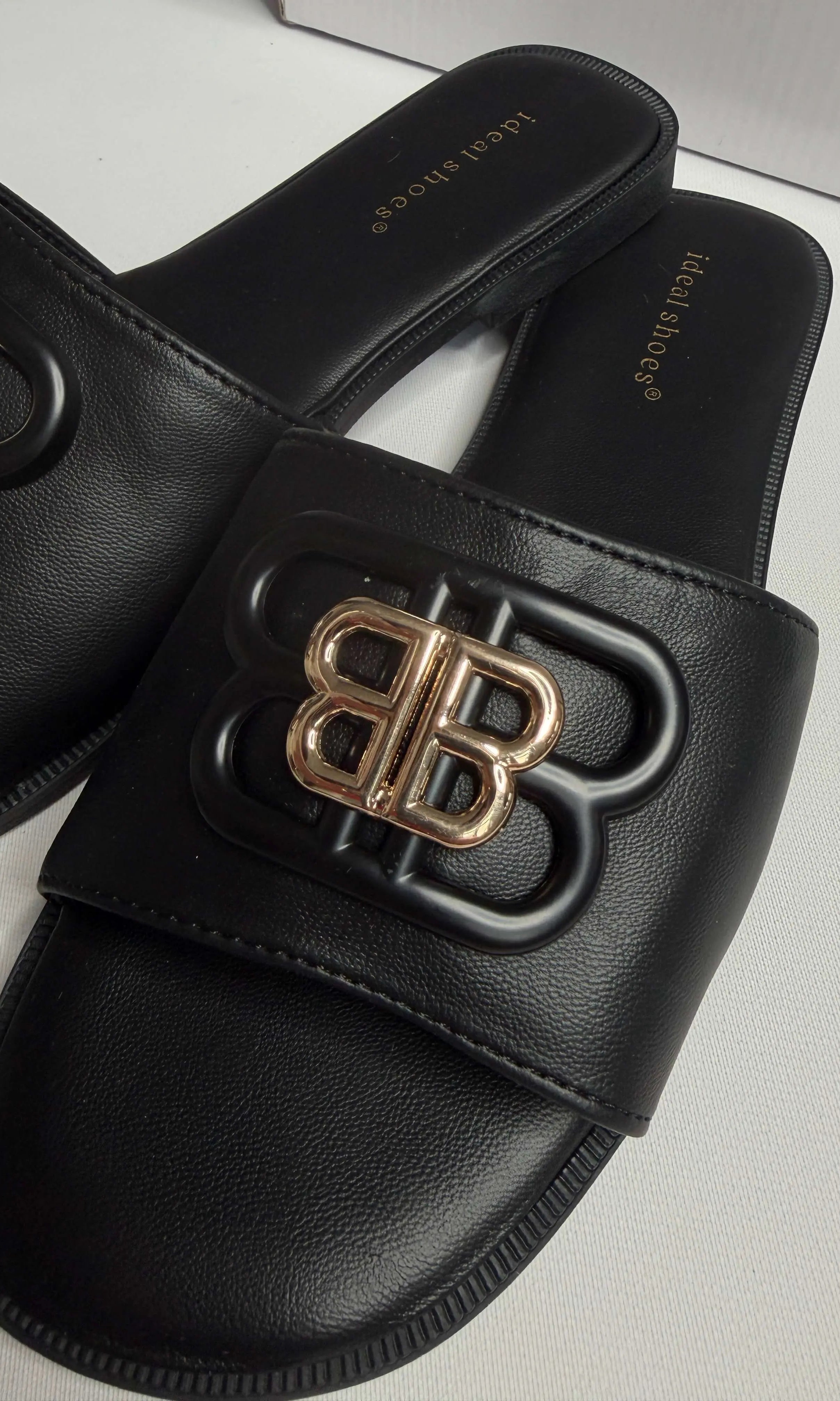 Klapki damskie Ideal Shoes z ozdobnym logo – czarne i beżowe Stylowa XL