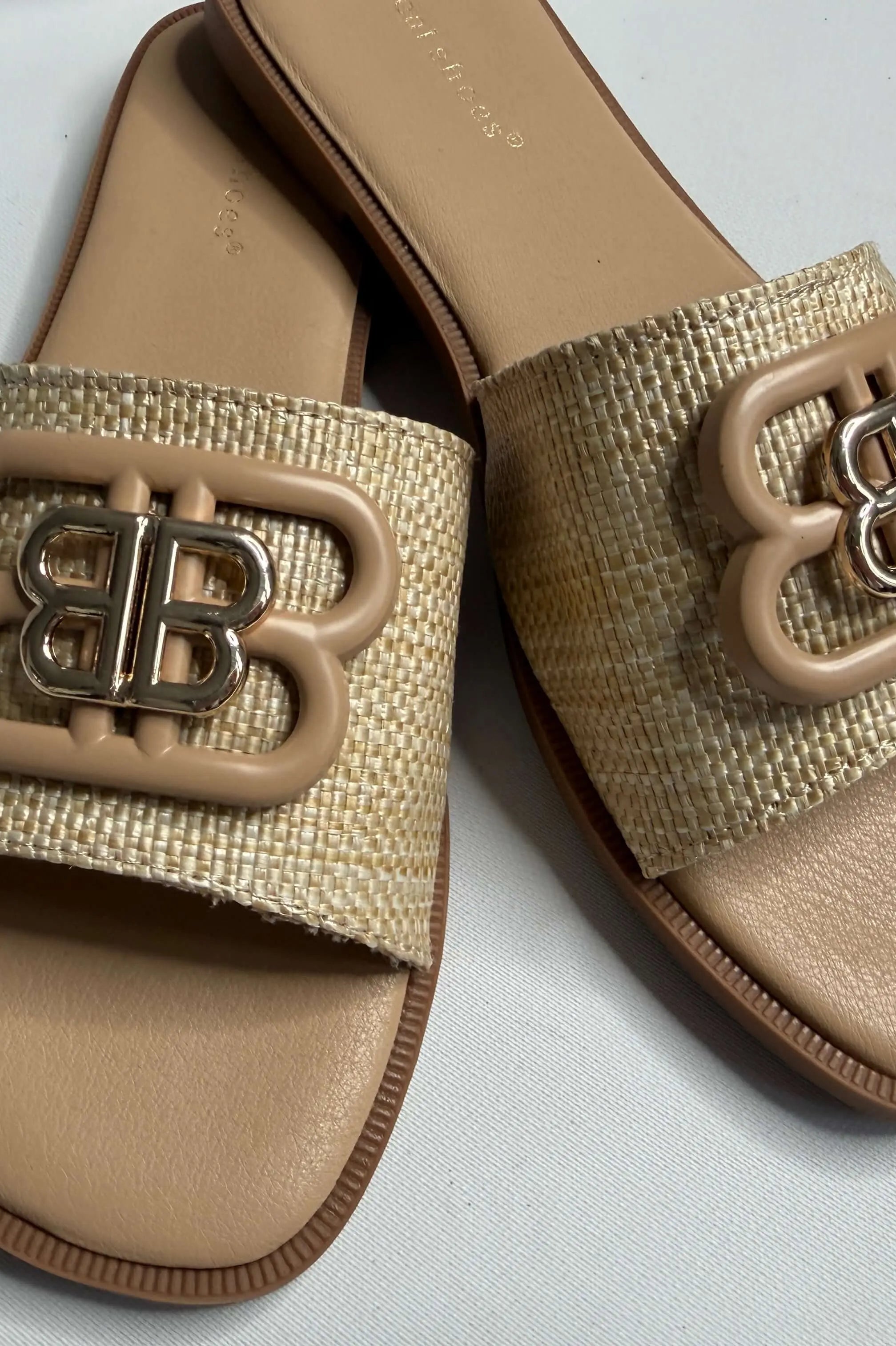 Klapki damskie Ideal Shoes z ozdobnym logo – czarne i beżowe Stylowa XL