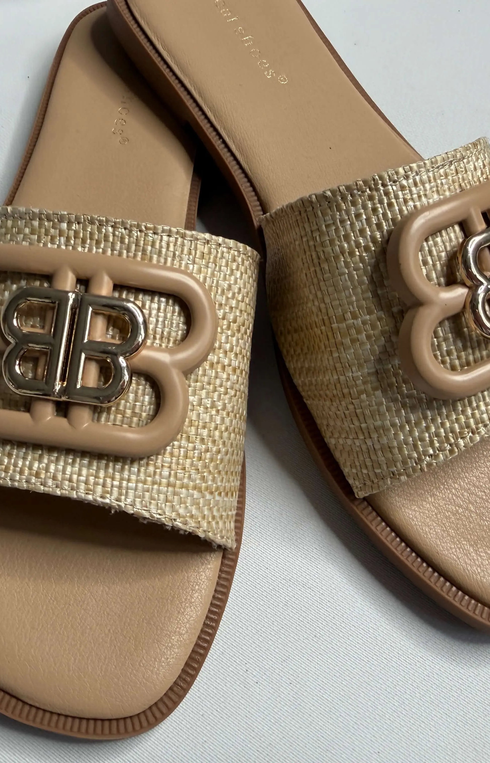 Klapki damskie Ideal Shoes z ozdobnym logo – czarne i beżowe Stylowa XL