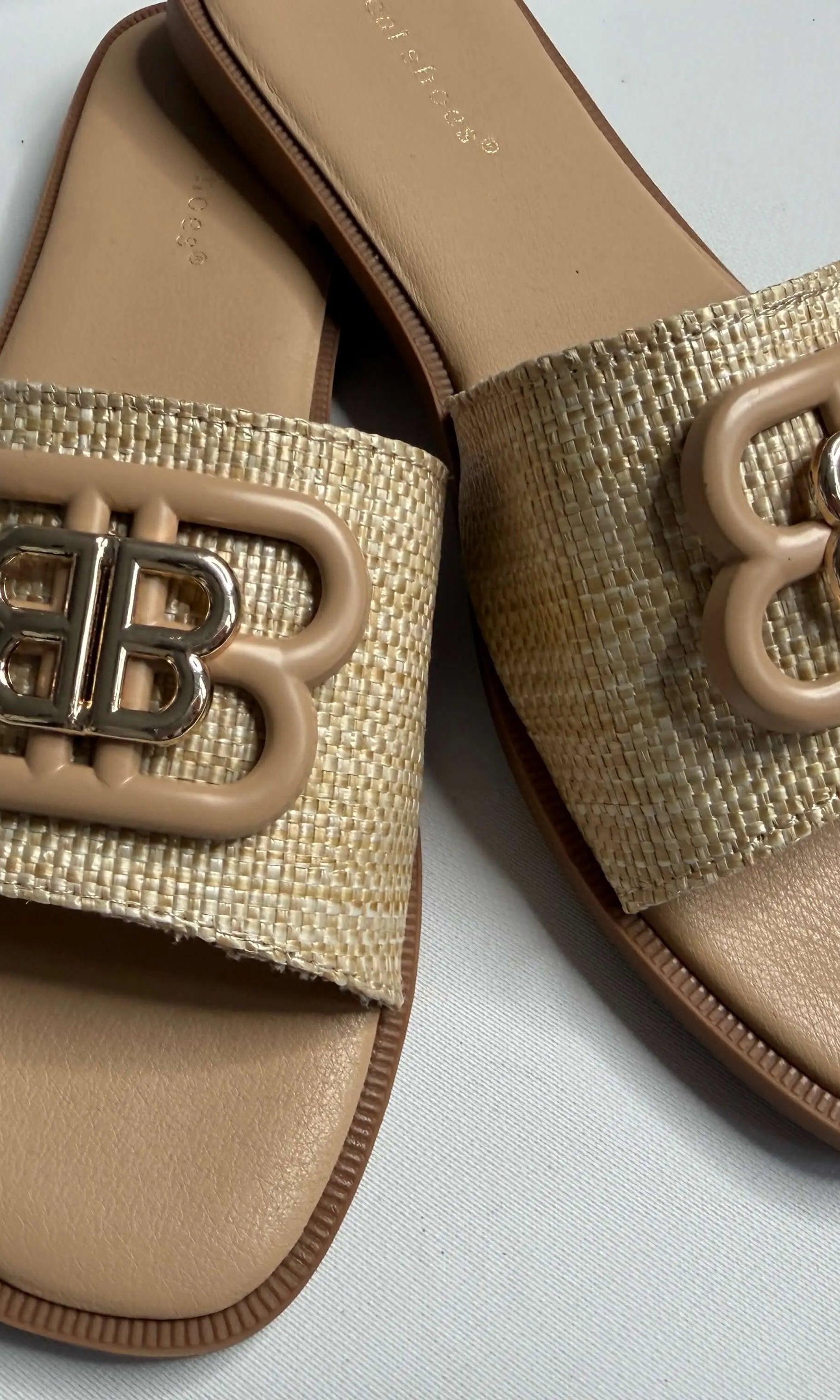 Klapki damskie Ideal Shoes z ozdobnym logo – czarne i beżowe Stylowa XL