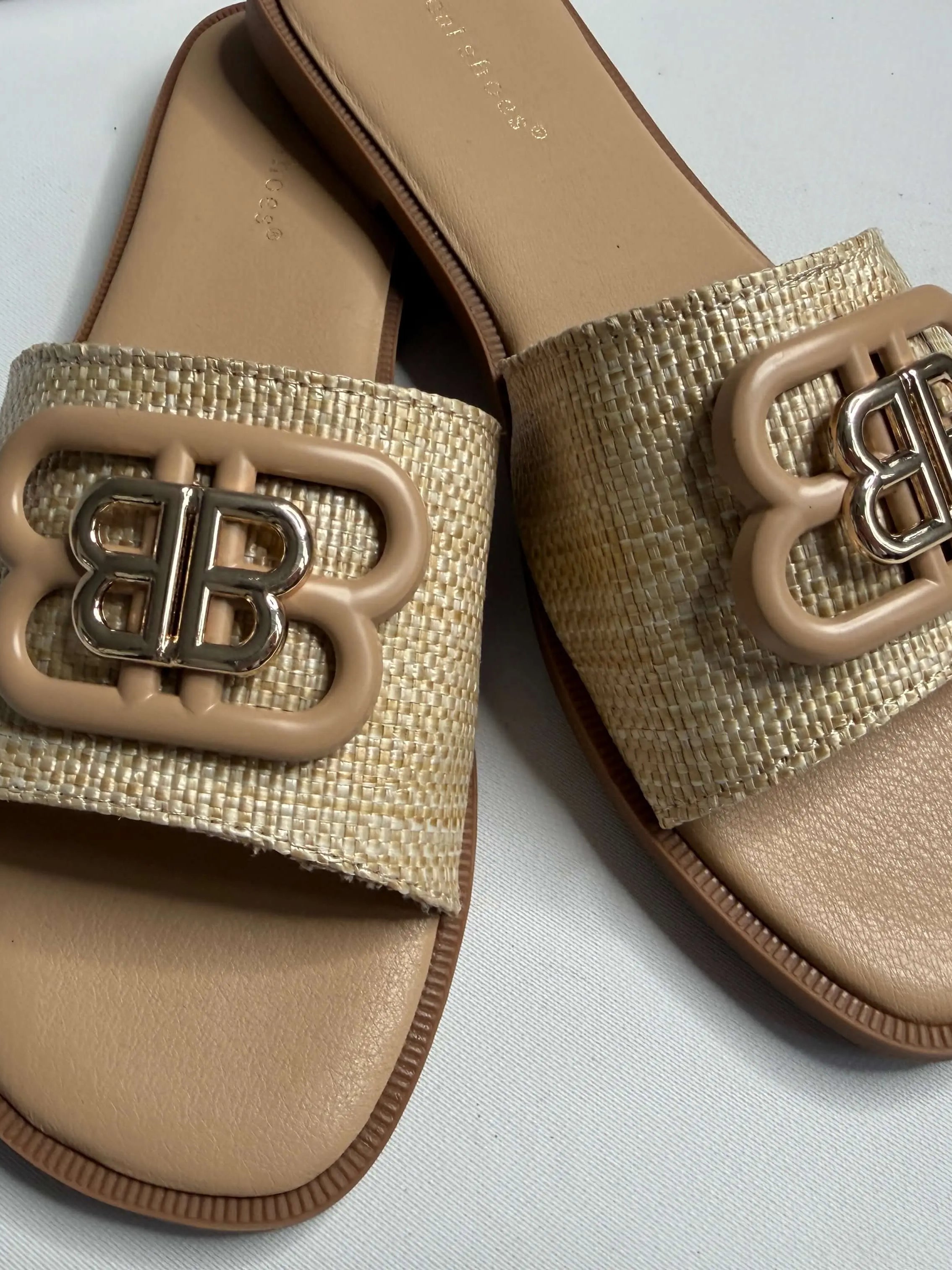 Klapki damskie Ideal Shoes z ozdobnym logo – czarne i beżowe Stylowa XL