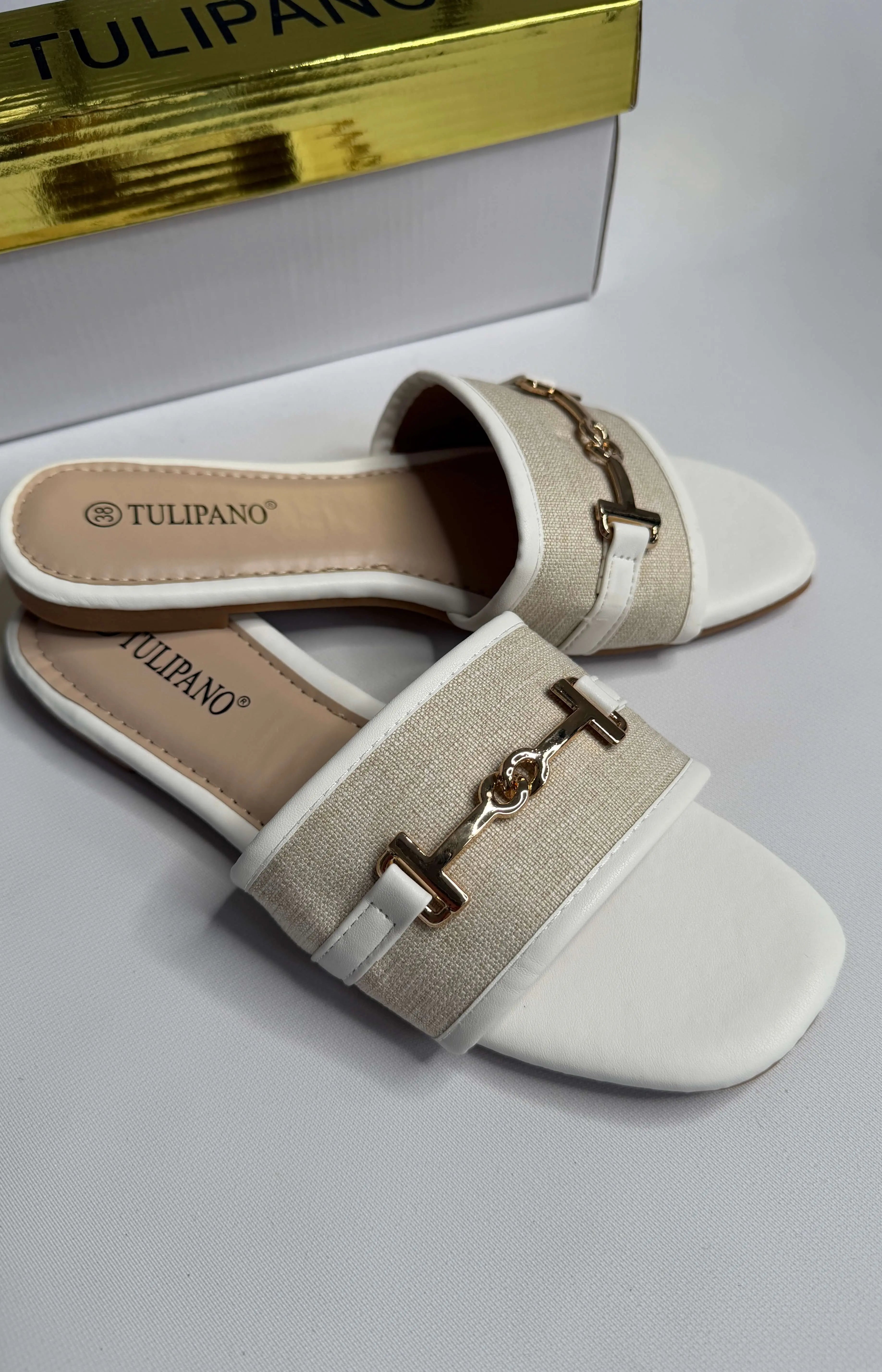 Klapki damskie Tulipano beżowo-białe z ozdobną klamrą – eleganckie klapki na lato Stylowa XL