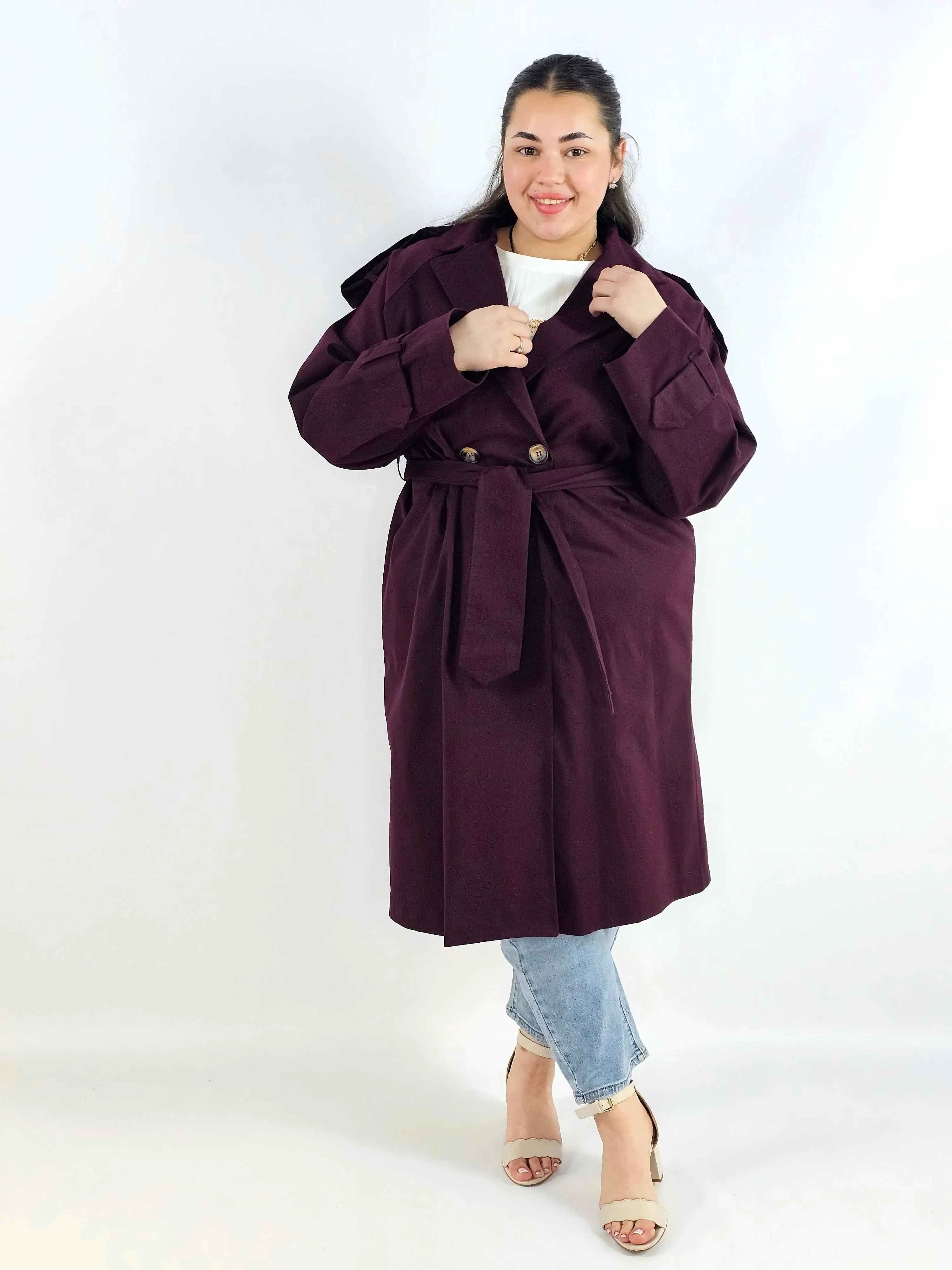 Klasyczny trencz – elegancki płaszcz dla każdej kobiety | Stylowa XL Stylowa XL